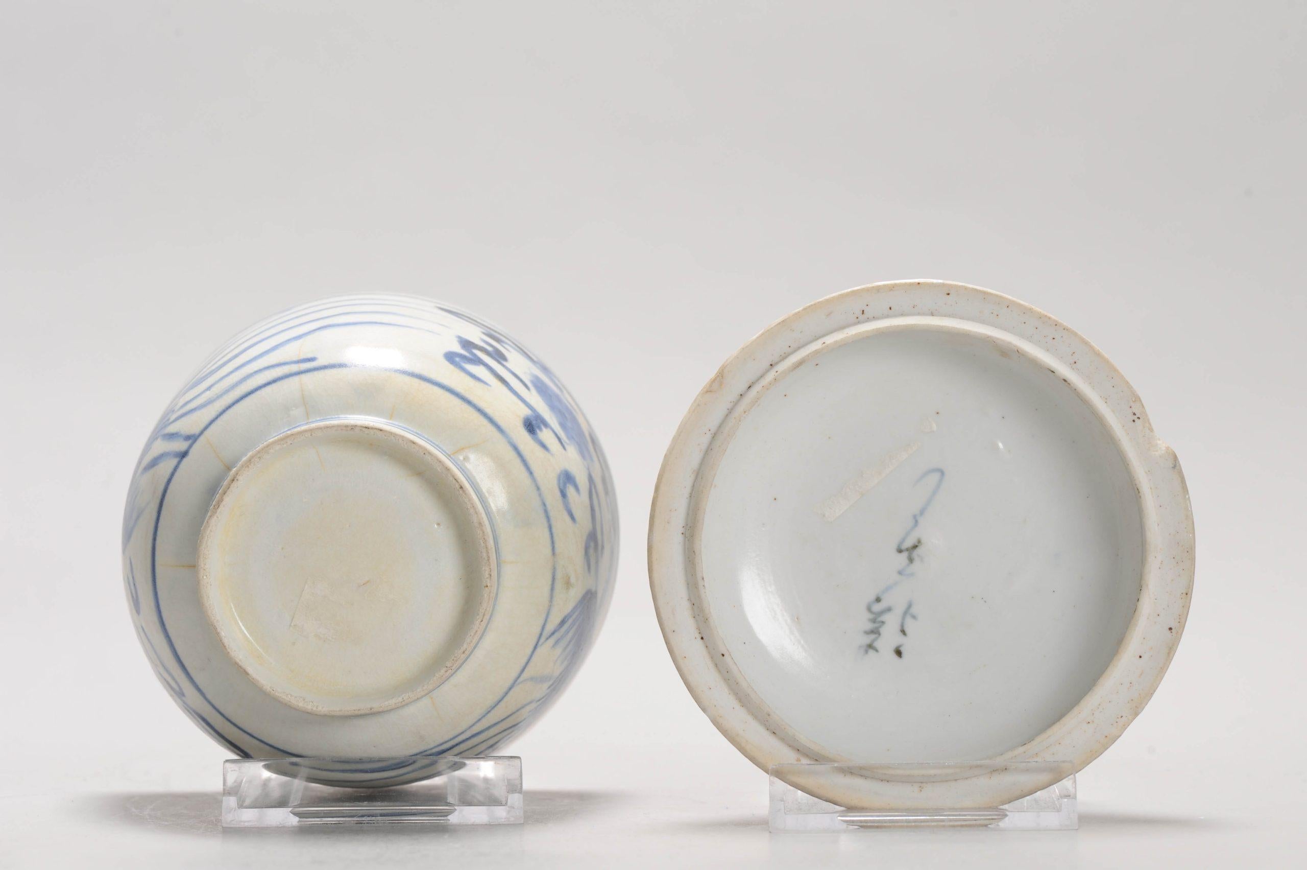 Piccolo vaso antico giapponese Arita in bianco e blu Periodo Edo, circa 1670-1690 In condizioni buone in vendita a Amsterdam, Noord Holland