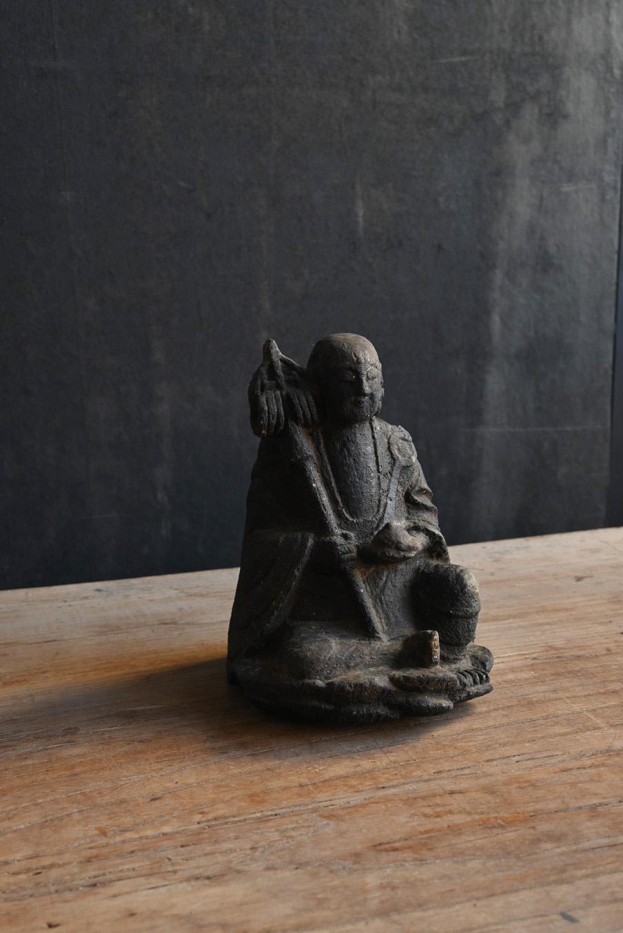 This is a small Japanese stone Buddha.
It is thought to have been made around the Edo period.
It is a Buddhist statue called Jizo Bodhisattva, and the charm of this item is that it is small but has fine carvings.
Basically, stone Buddhas from this