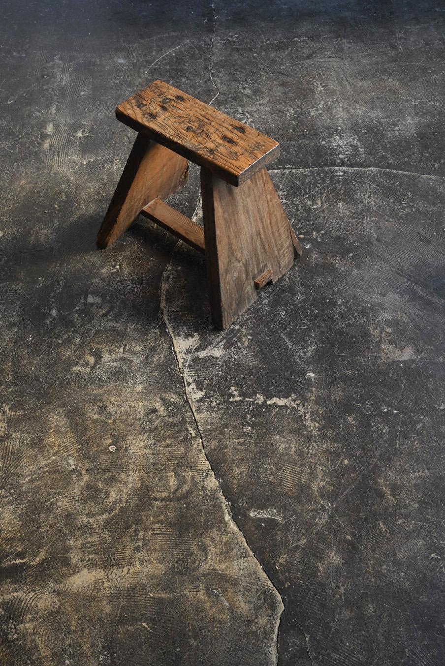 This is an old Japanese wooden small stool.
It has a simple shape and is fastened with nails, but it is very solid and does not wobble.
The wood is mainly pine, and one of the legs is made of oak.
It has thick wood, so it is heavier than it looks.