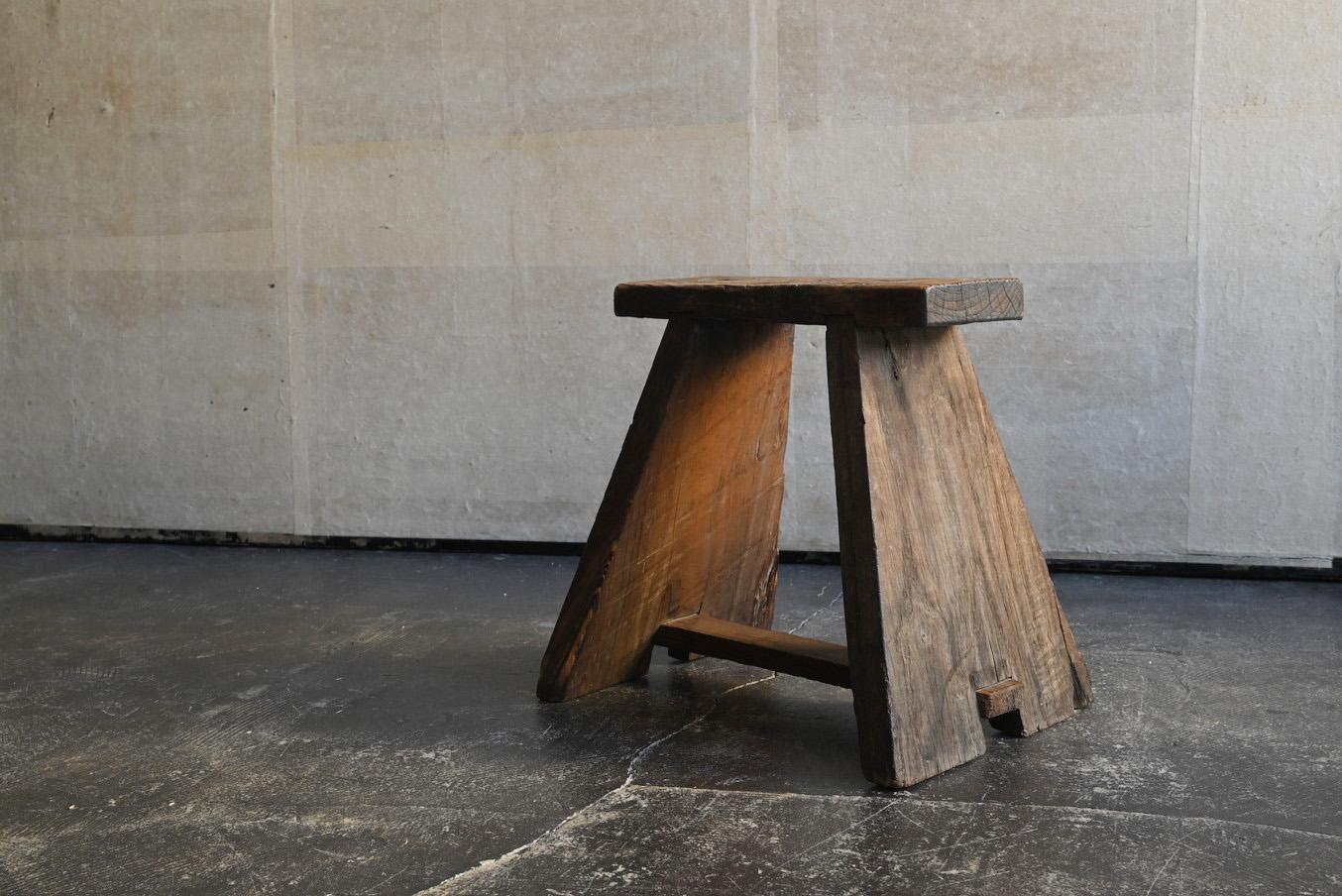 Small antique Japanese wooden stool / 1900-1920 / Tasteful chair In Good Condition In Sammu-shi, Chiba
