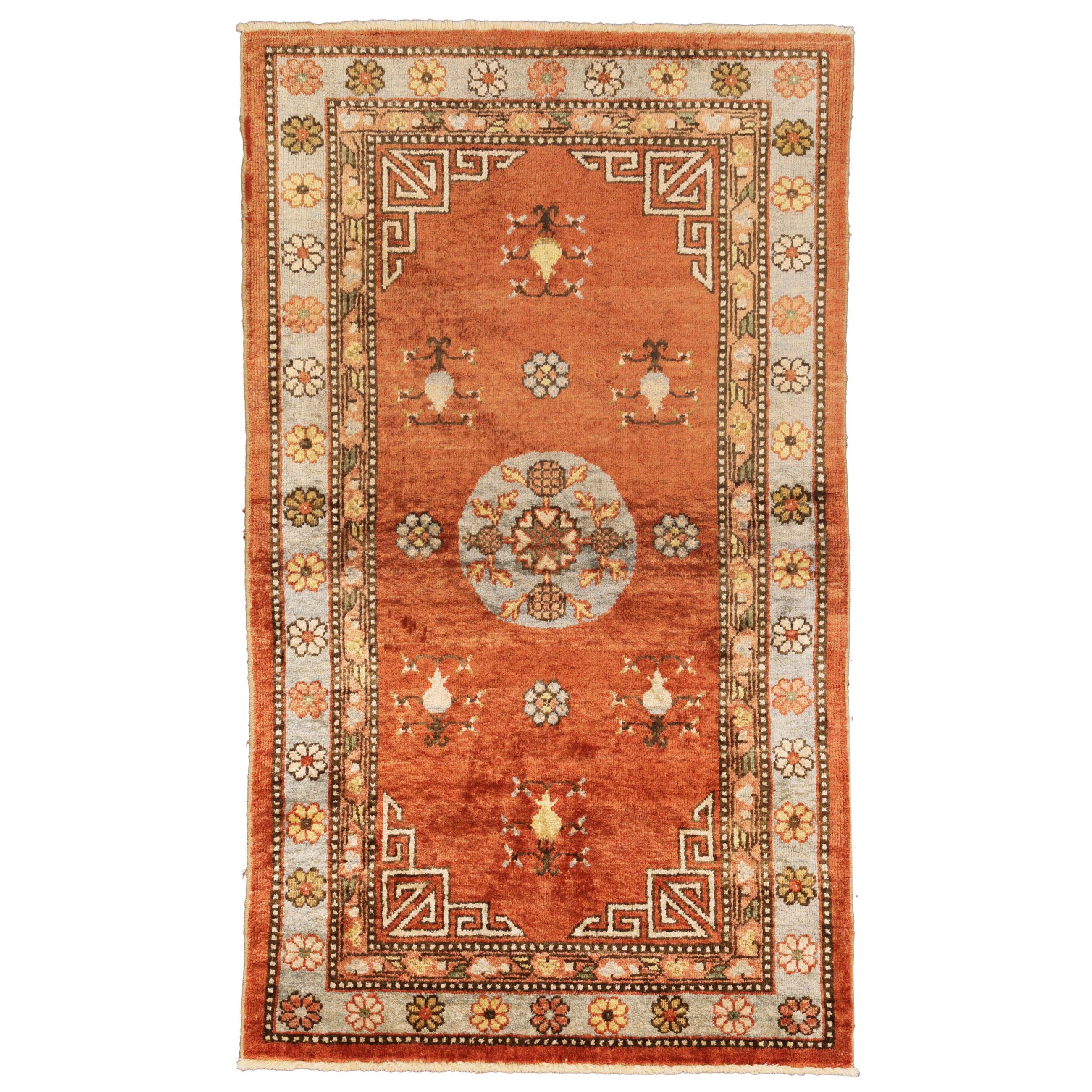 Tapis Khotan champ de soie rouille, ca. 1920