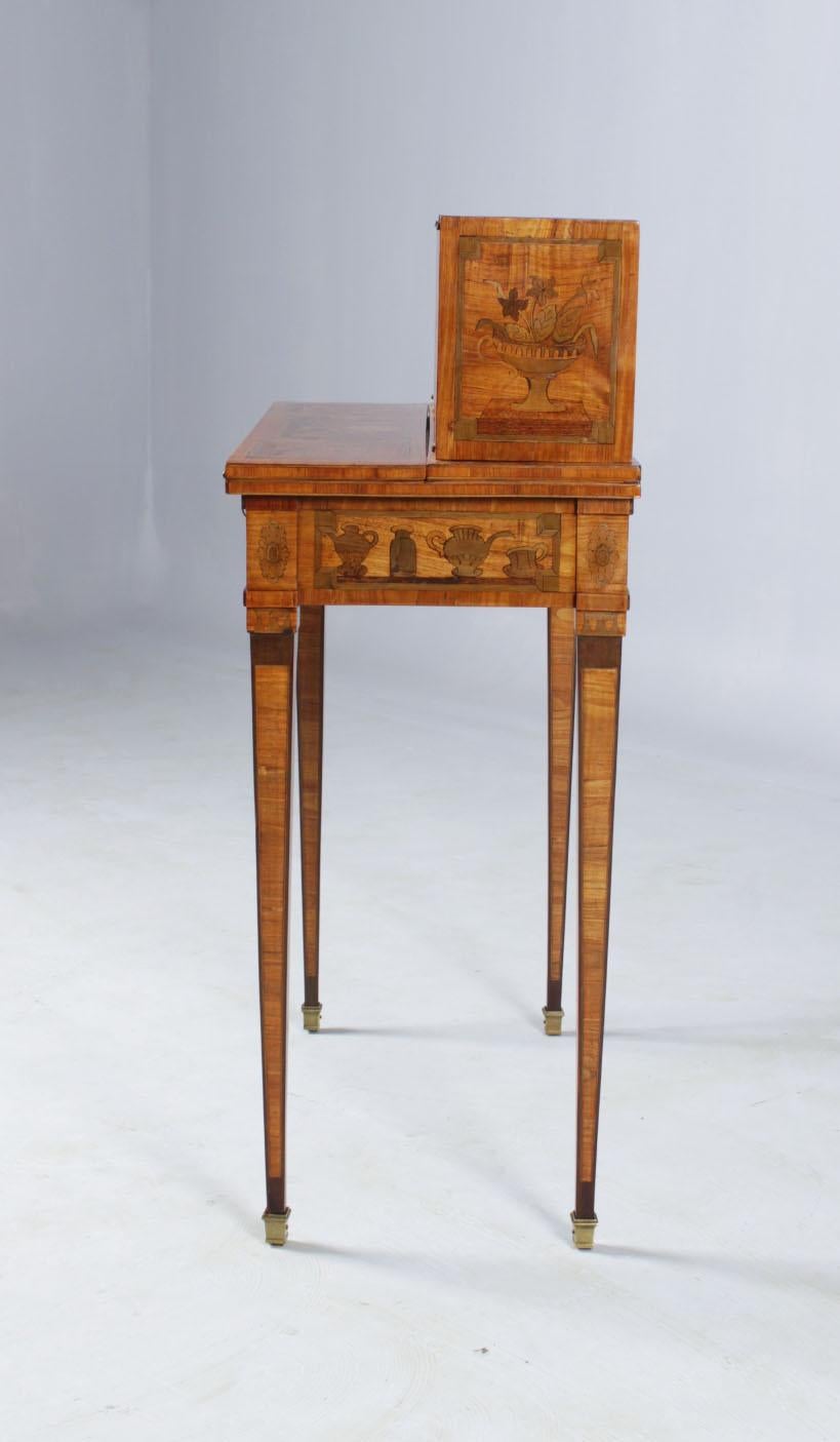 Petit bureau des dames, appelé Bonheur Du Jour

France
divers bois précieux
Style Louis XVI vers 1870

Dimensions : h x l x p : 95 x 66 x 37 (déplié 54) cm.

Description :
Délicat bureau de dame française reposant sur des pieds carrés se