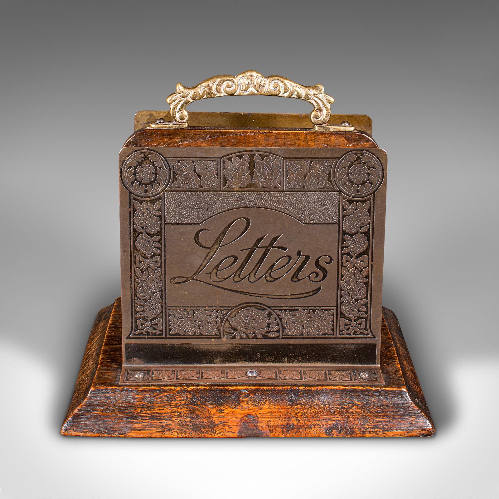 
Dies ist ein kleiner antiker Briefständer. Ein englischer Schreibtischaufräumer aus Eiche und Messing aus der edwardianischen Zeit, um 1910.

Entzückend zierlich, mit feiner Ausstrahlung für den Schreibtisch
Mit wünschenswerter Alterspatina und in