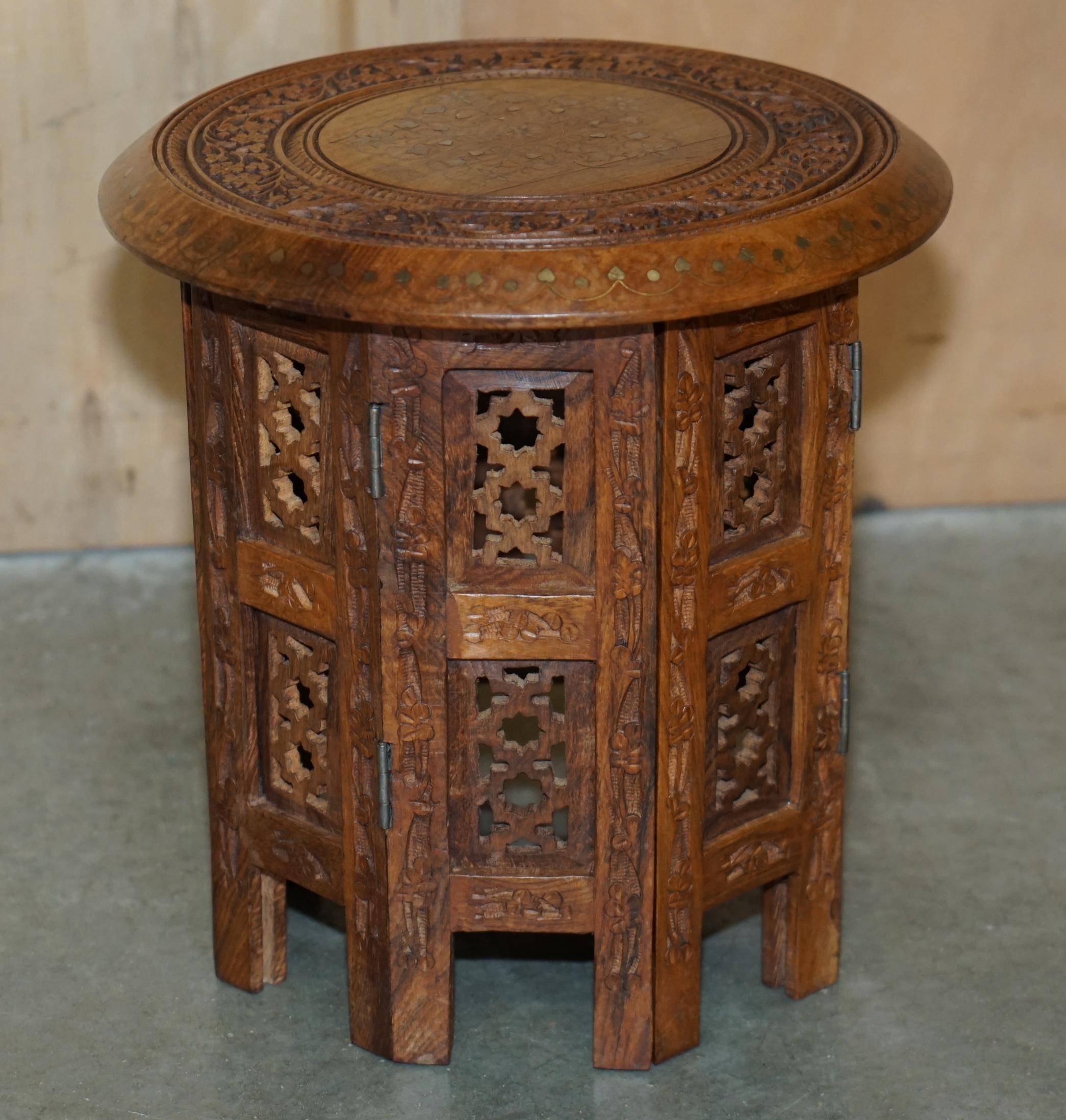 PEQUEÑA MESA PLEGABLE ANTIGUA LIBERTY LONDON CIR 1880 INLAiD SIRIA TALLADA A MANO Victoriano