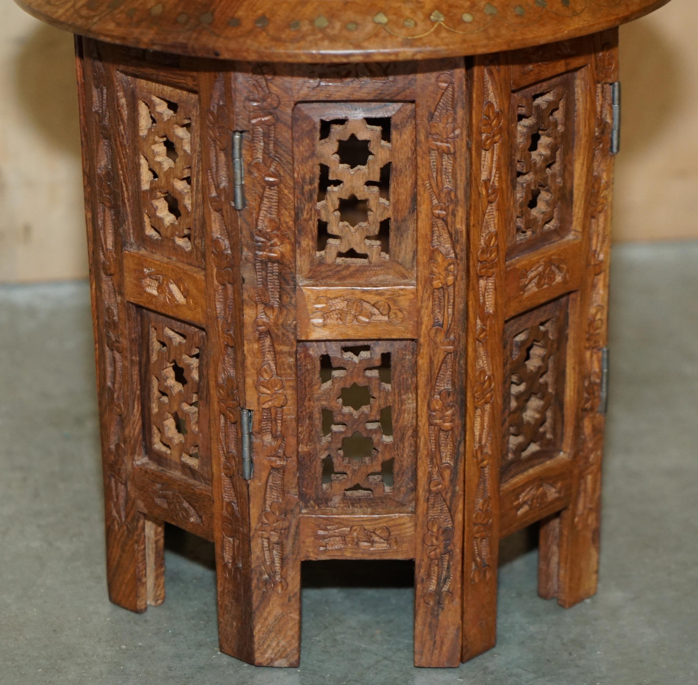 PEQUEÑA MESA PLEGABLE ANTIGUA LIBERTY LONDON CIR 1880 INLAiD SIRIA TALLADA A MANO Fines del siglo XIX