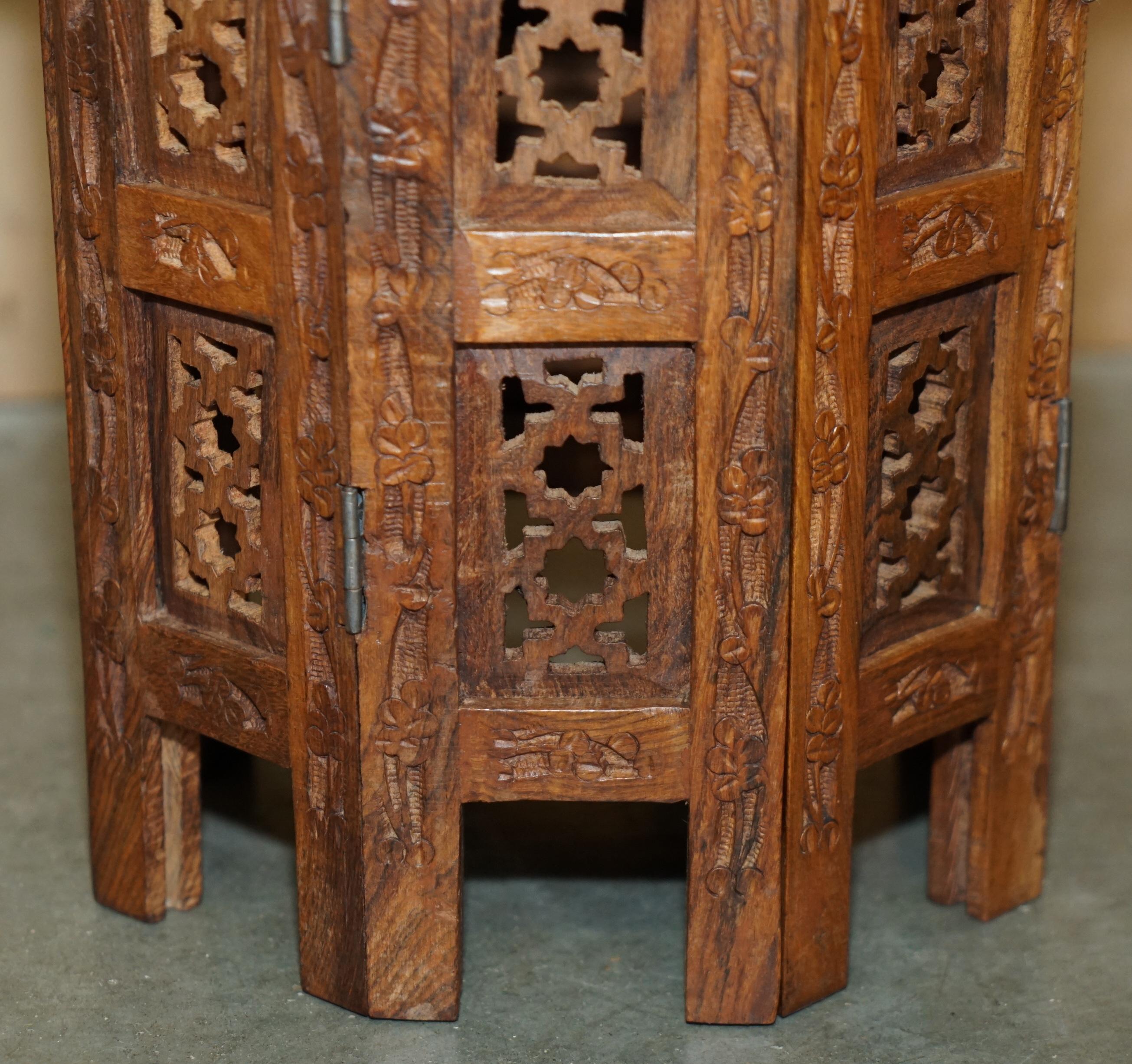 PEQUEÑA MESA PLEGABLE ANTIGUA LIBERTY LONDON CIR 1880 INLAiD SIRIA TALLADA A MANO 1