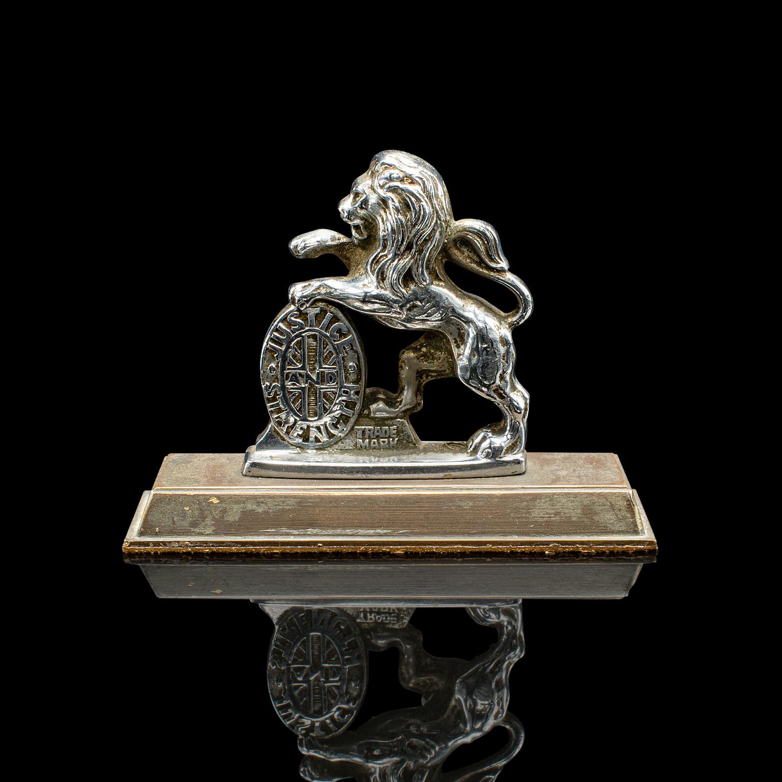 Il s'agit d'un petit presse-papier antique en forme de lion. Figure anglaise en nickel sur un socle en bronze, datant du début du 20e siècle, vers 1920.

Attrayant presse-papier antique en forme de lion au charme historique
Fabriqué à l'origine