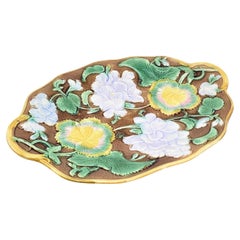 Petit plat de service ou assiette en majolique ancienne avec décoration de feuilles et de fleurs