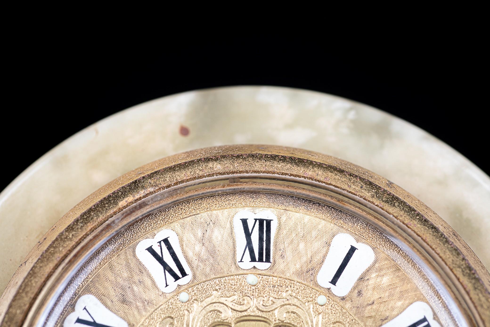 Marble imitation, stamped in clockface 