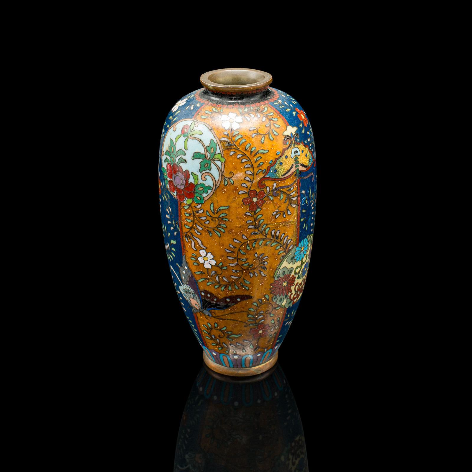 Dies ist ein kleines antikes Meiji posy Vase. Japanische Cloisonne-Baluster-Urne aus Nagoya, aus der späten viktorianischen Zeit, um 1900.

Charmantes Beispiel für Nagoya-Cloisonne
Zeigt eine wünschenswerte gealterte Patina im Originalzustand
Die