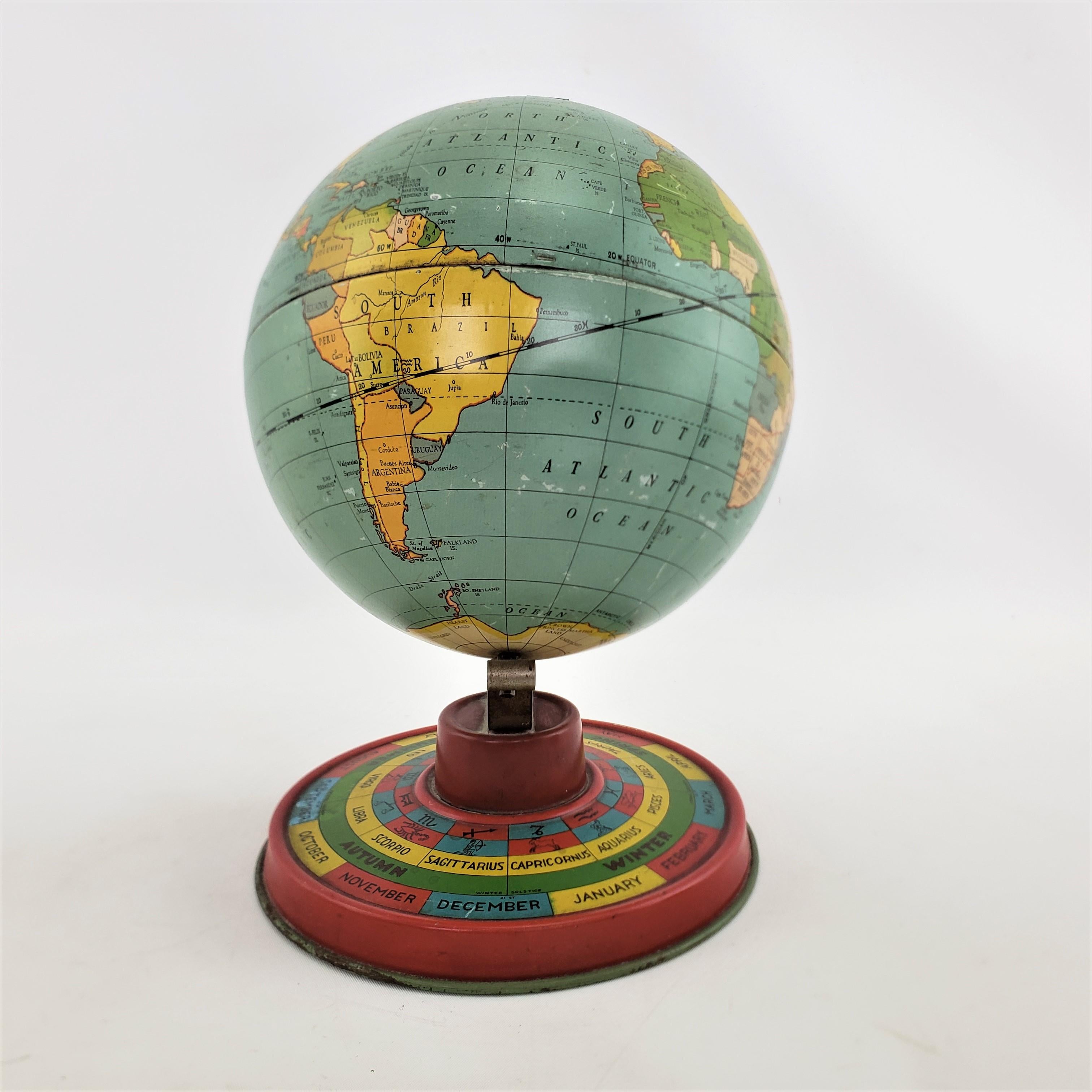 Petit globe terrestre ancien de bureau ou de table en métal surdimensionné avec base lithographiée Bon état à Hamilton, Ontario