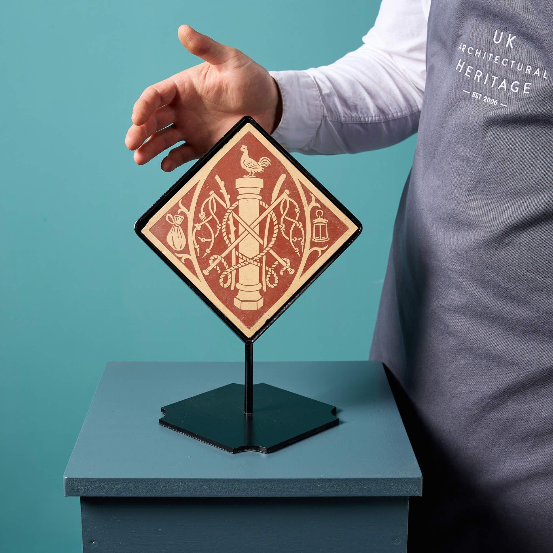 Ce petit carreau à l'encaustique antique de Collection Minton & Co présente une collection de motifs et de symboles intrigants.

Ce carreau de 6 pouces du XIXe siècle est la pièce décorative parfaite pour ceux qui cherchent à apprécier le design