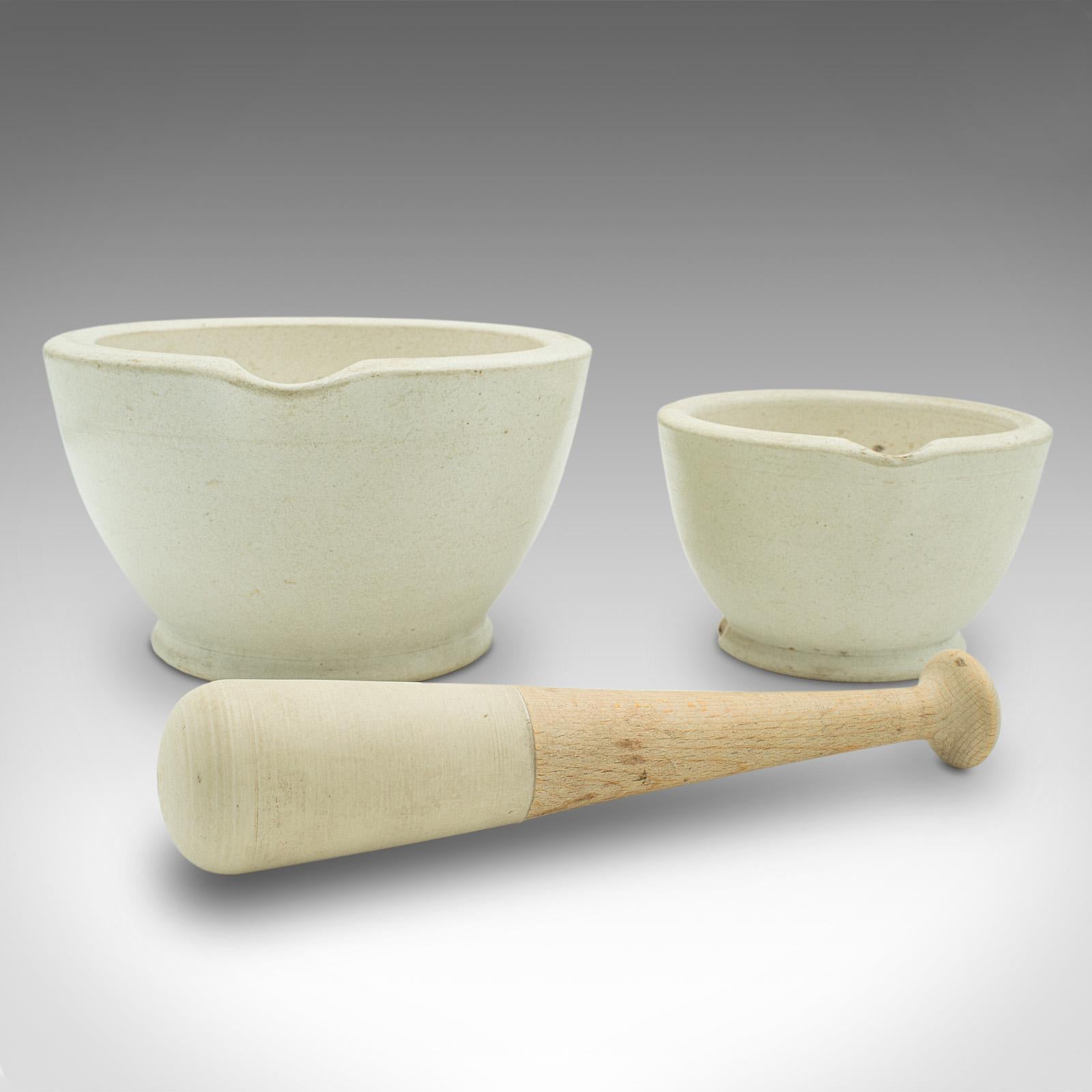 Dies ist ein kleines antikes Mörser- und Stößel-Duo. Ein englisches Koch- oder Apothekerhilfsmittel aus Keramik und Buche, aus der spätviktorianischen Zeit, um 1890.

Erfreulich substanziell mit klassischer Küchenanmutung
Mit wünschenswerter