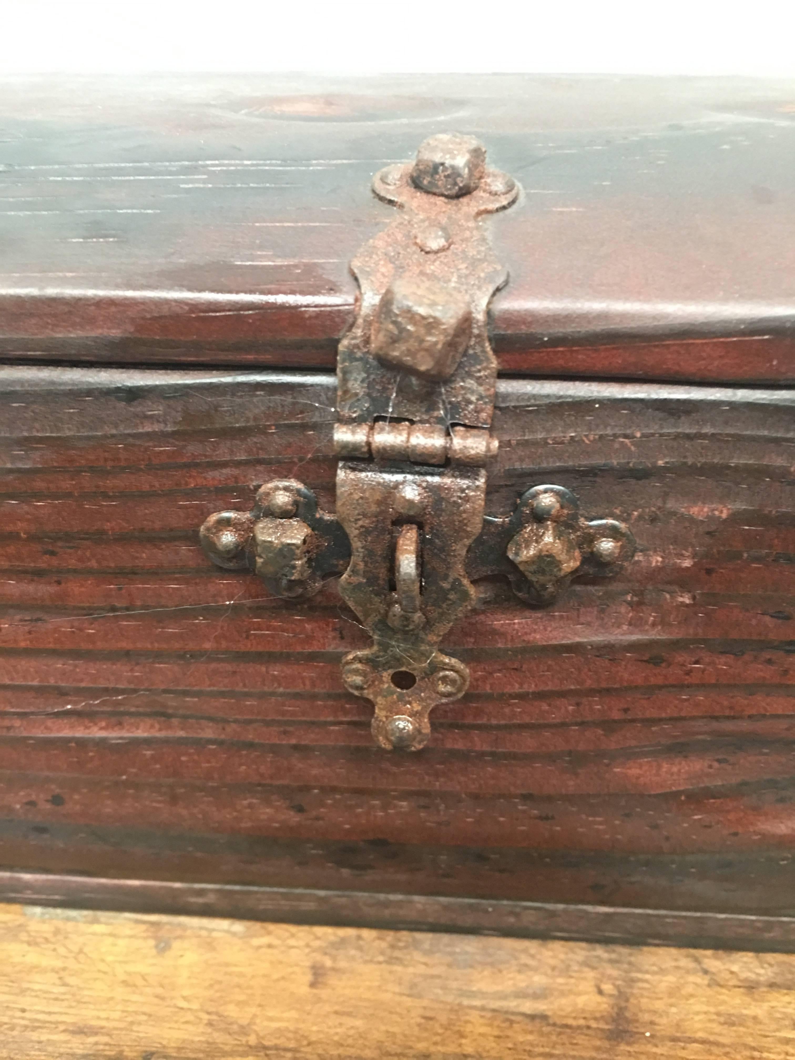 Small Antique Oak Table Trunk - Box from Spain, 18th Century In Excellent Condition In Miami, FL