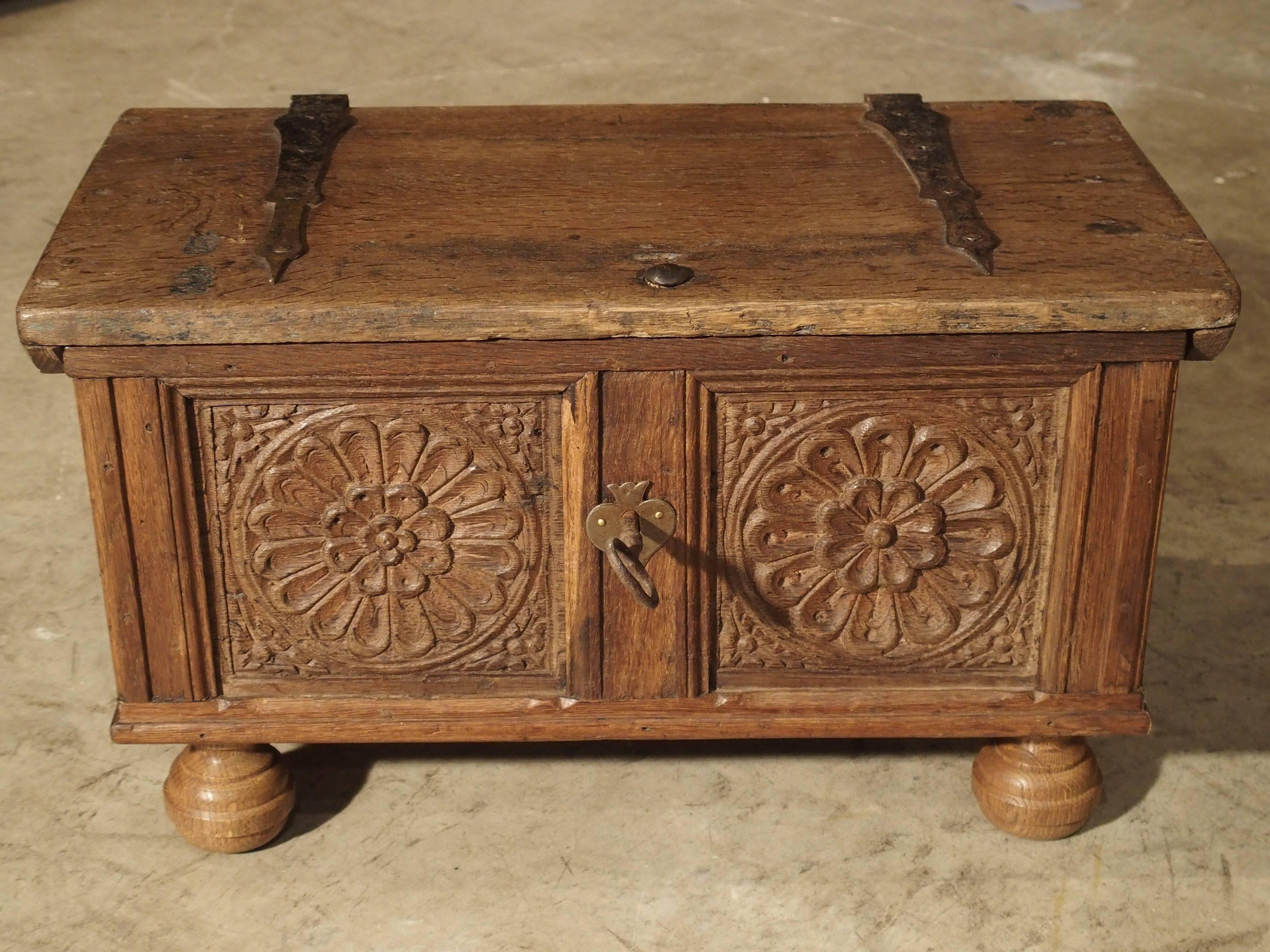 Small Antique Oak Table Trunk from Spain, 17th Century In Good Condition In Dallas, TX