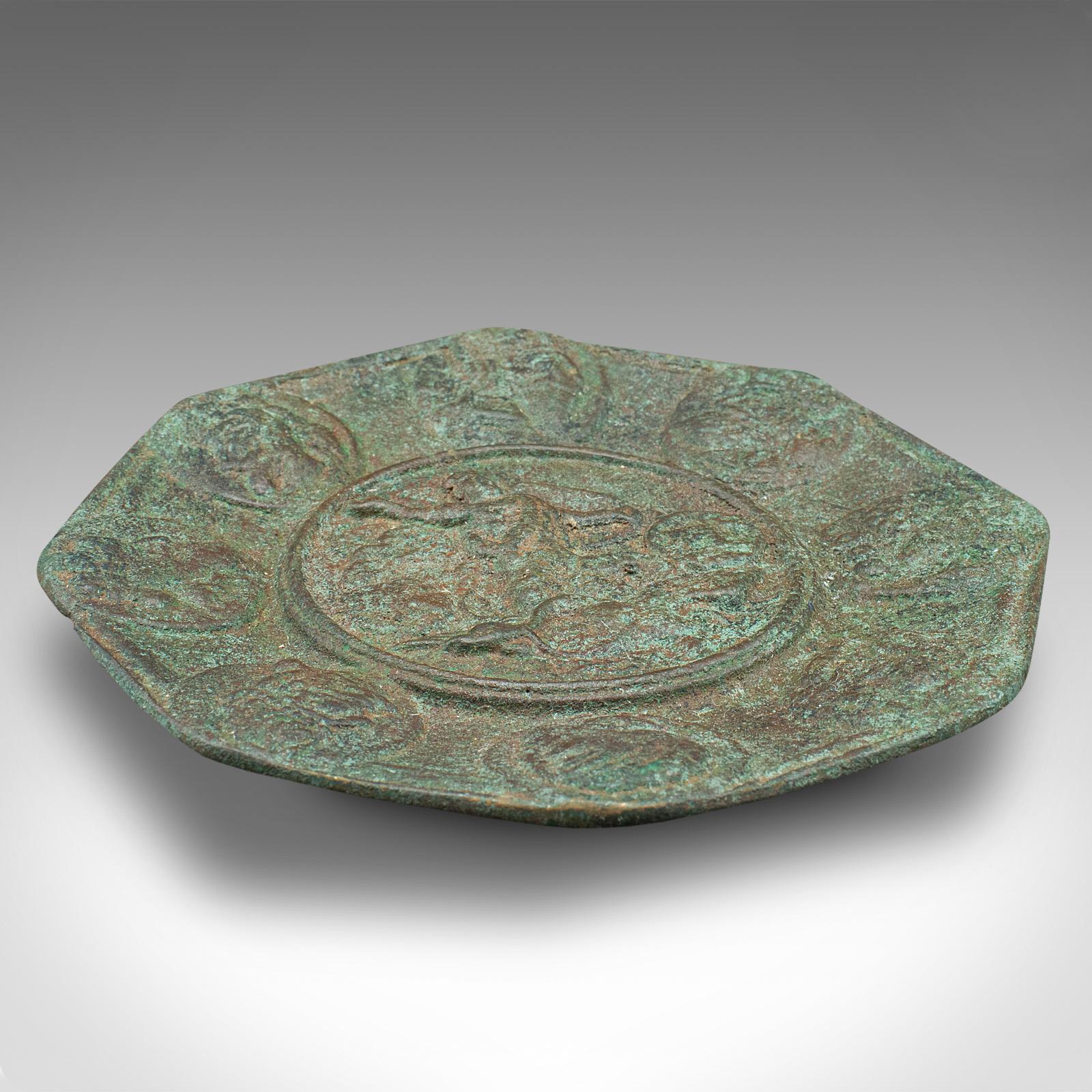 Antike achteckige Schale, Nahen Osten, dekorativ, Bronzetablett, georgianisch (Asiatisch) im Angebot
