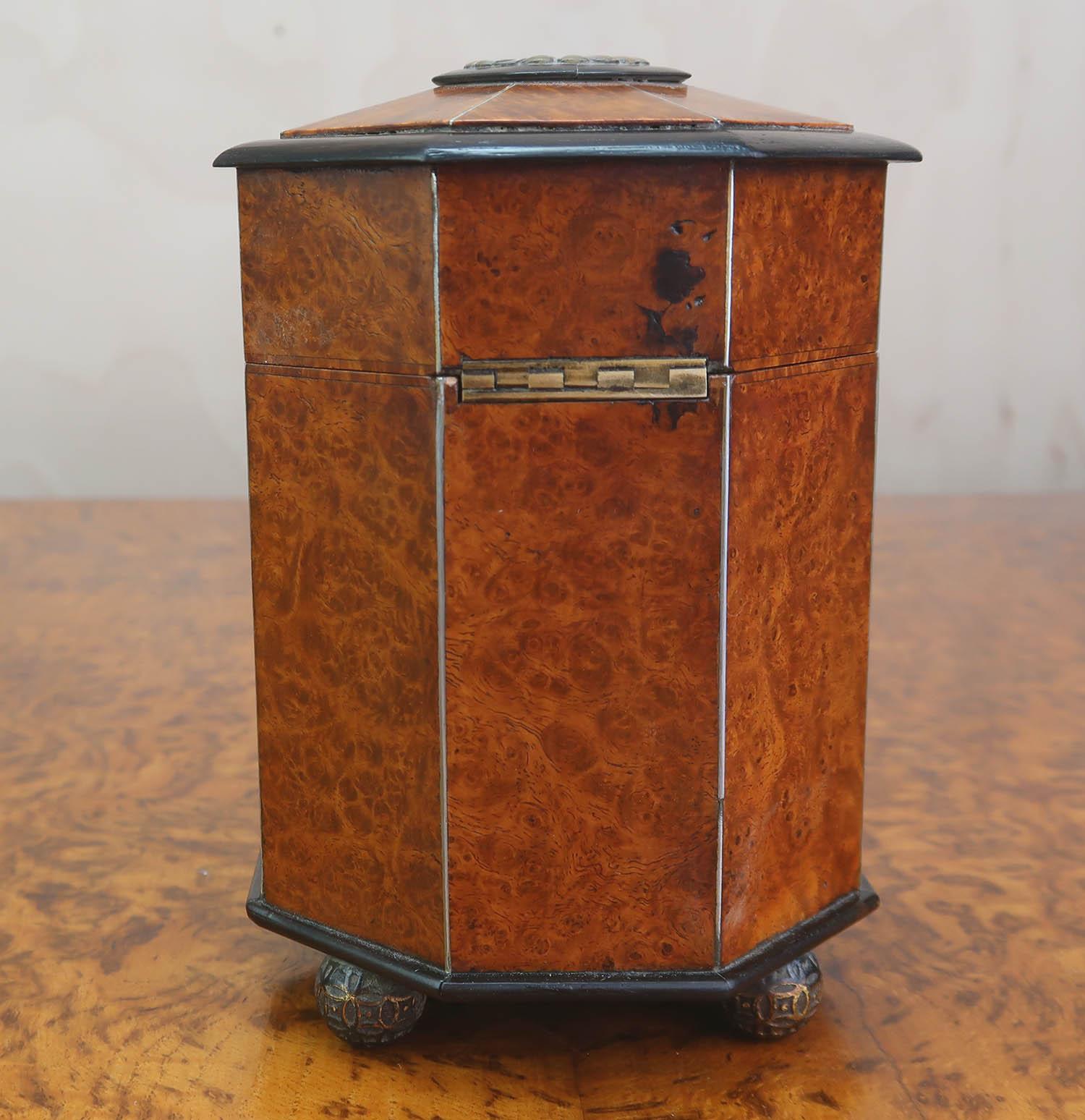 Kleine antike achteckige Teedose aus Amboyna mit Zeltdach. Englisch C.1820 im Angebot 1