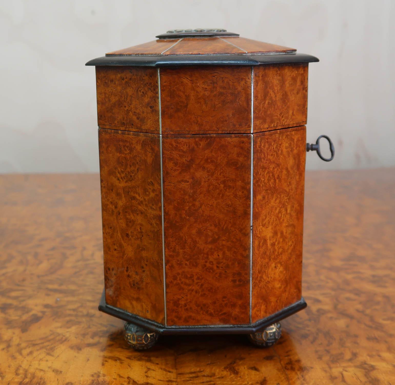 Kleine antike achteckige Teedose aus Amboyna mit Zeltdach. Englisch C.1820 im Angebot 2