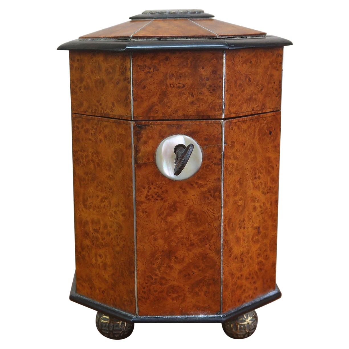 Petite boîte à thé octogonale en amboyna. A.I.C. C.1820 en vente