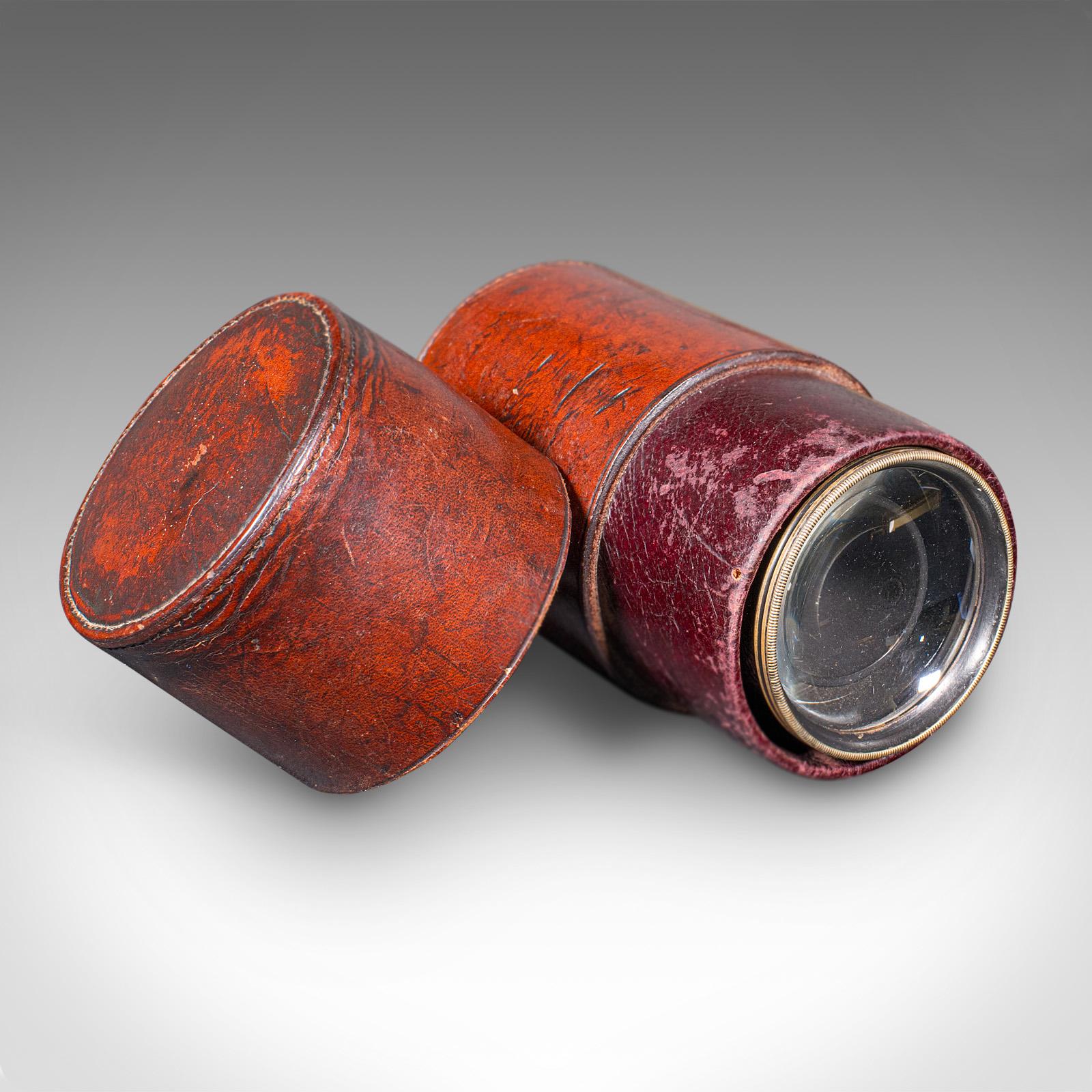 Il s'agit d'un petit monoculaire d'opéra ancien. Lunette de visée allemande en laiton et cuir, datant de la fin de la période victorienne, vers 1900.

Charmante et petite, avec un étui de transport d'origine très utile.
Elle présente une patine