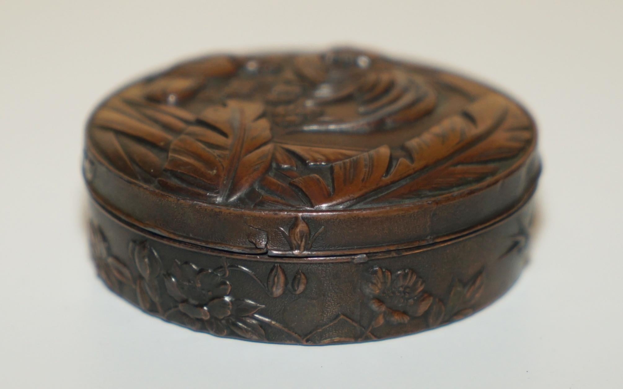 Chinese SMALL ANTIQUE ORIENTAL COPPER & BRONZE REPOUSSE JEWELLERY BOX DEPICTING CHICKENs For Sale