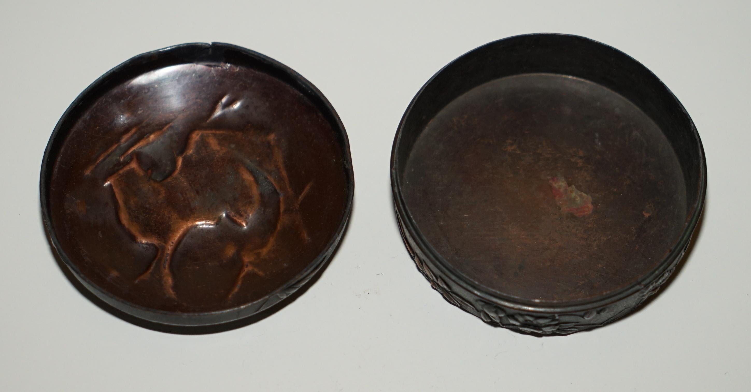 Early 20th Century SMALL ANTIQUE ORIENTAL COPPER & BRONZE REPOUSSE JEWELLERY BOX DEPICTING CHICKENs For Sale