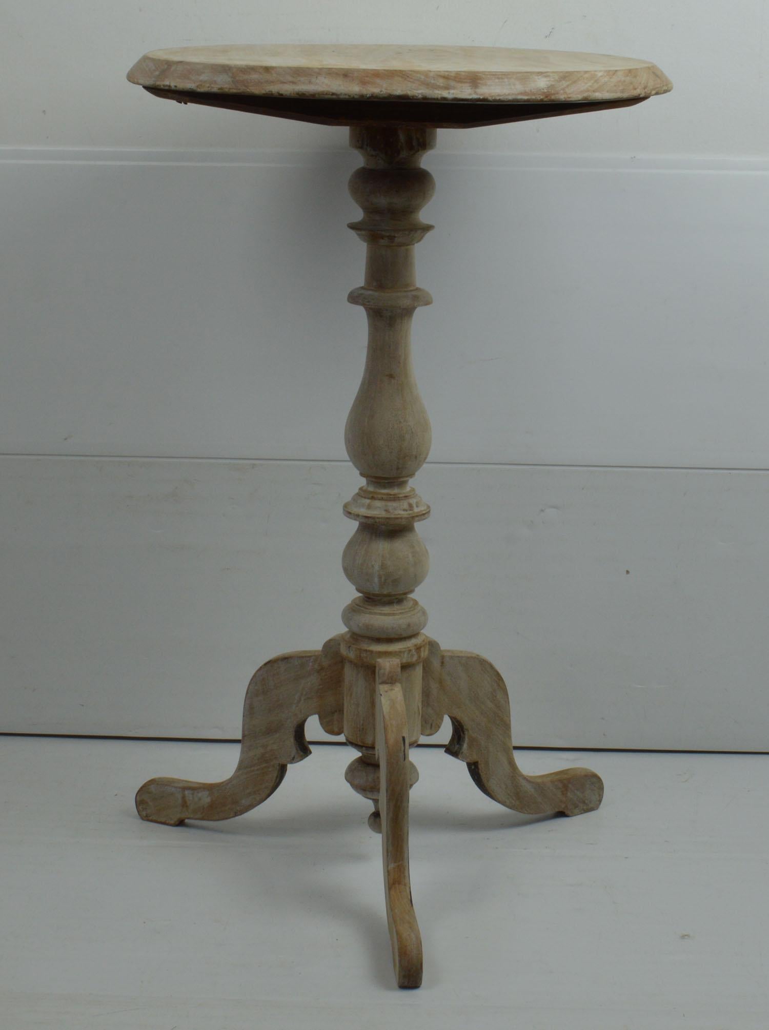 Small oval bleached mahogany side table

I particularly like the simplicity of this table.

Beautifully figured top. 





    






  