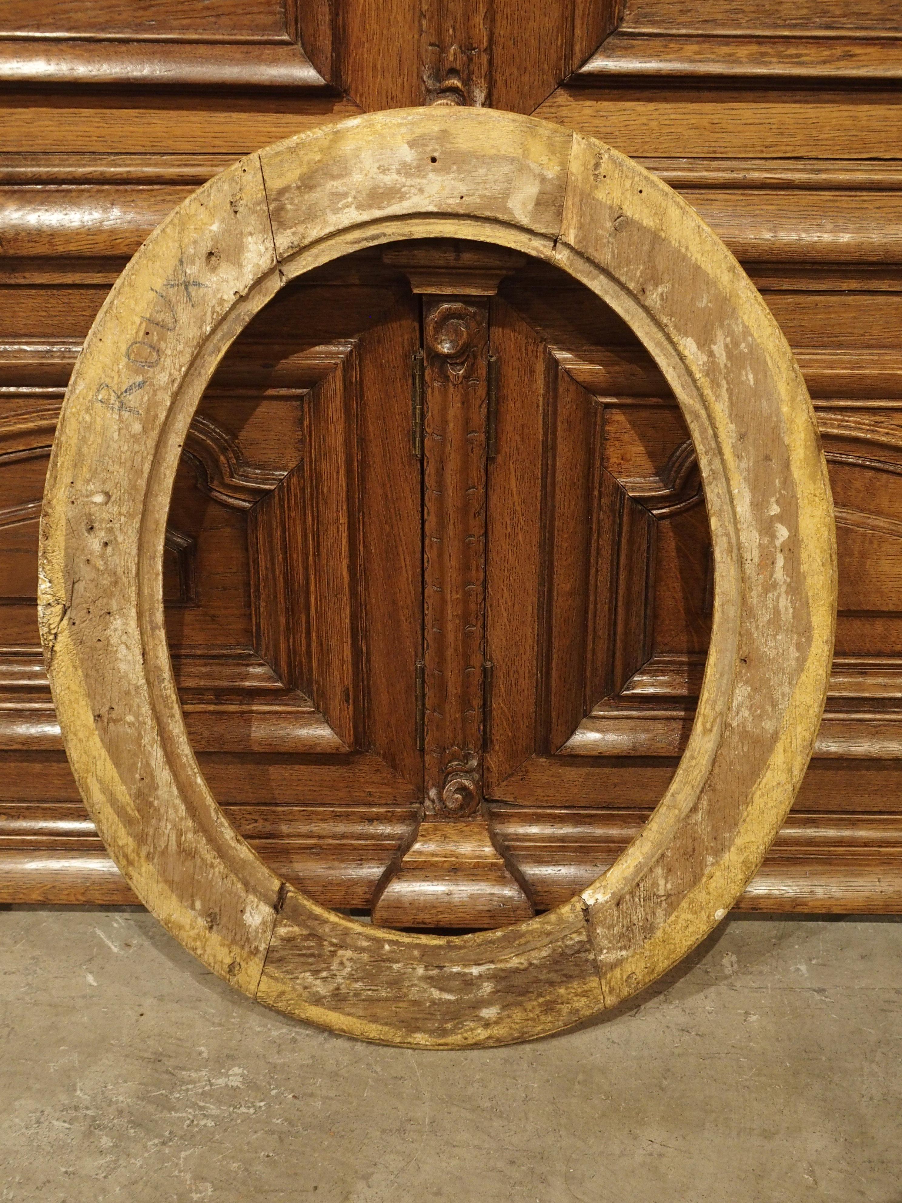Small Antique Oval Giltwood Frame from Paris, 17th Century 3