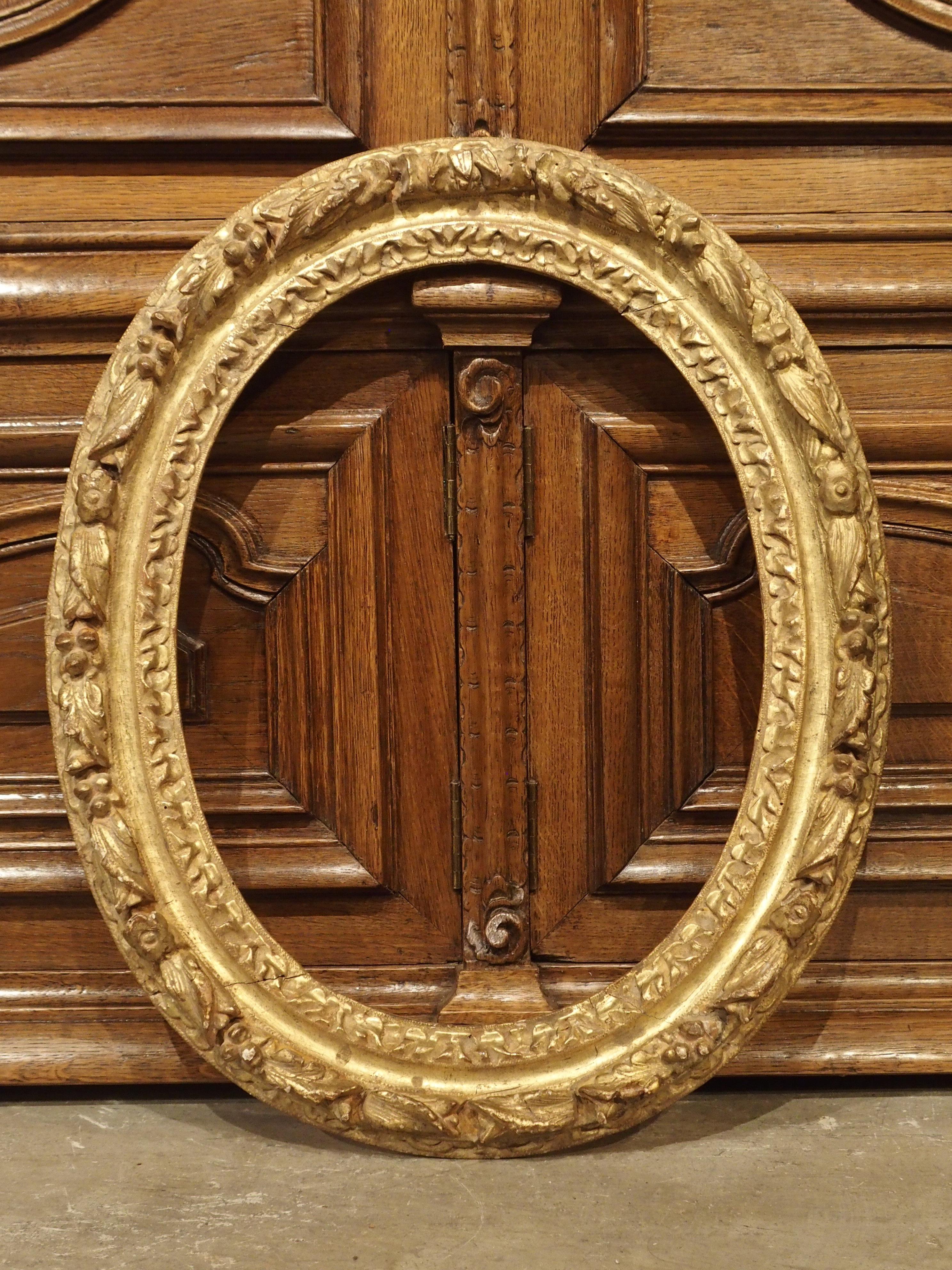 Small Antique Oval Giltwood Frame from Paris, 17th Century 8