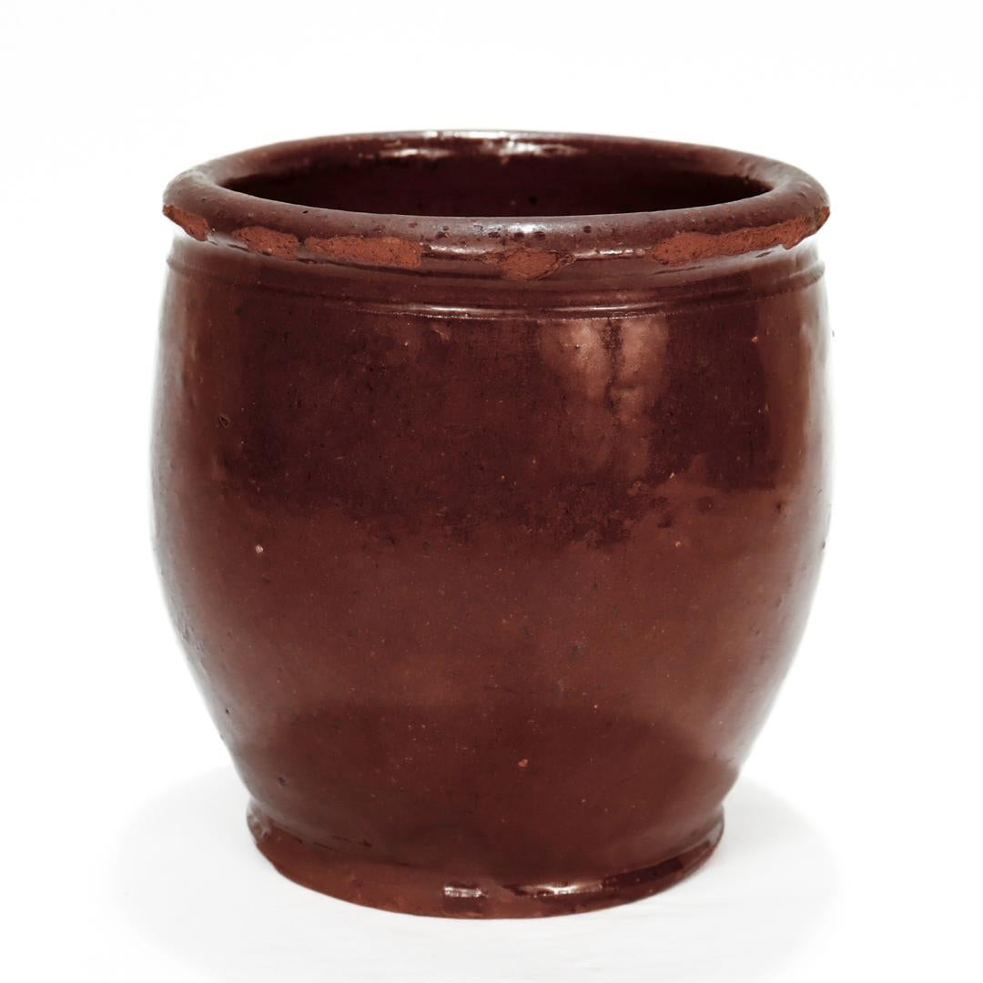 Artisanat Petit pot de fleurs ovoïde ancien en poterie rouge de la région du centre de l'Atlantique en vente