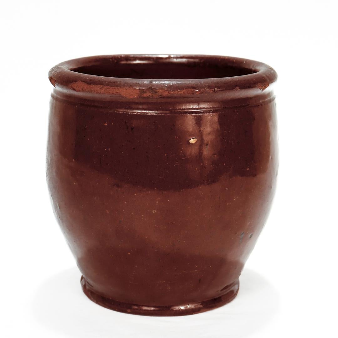 Américain Petit pot de fleurs ovoïde ancien en poterie rouge de la région du centre de l'Atlantique en vente