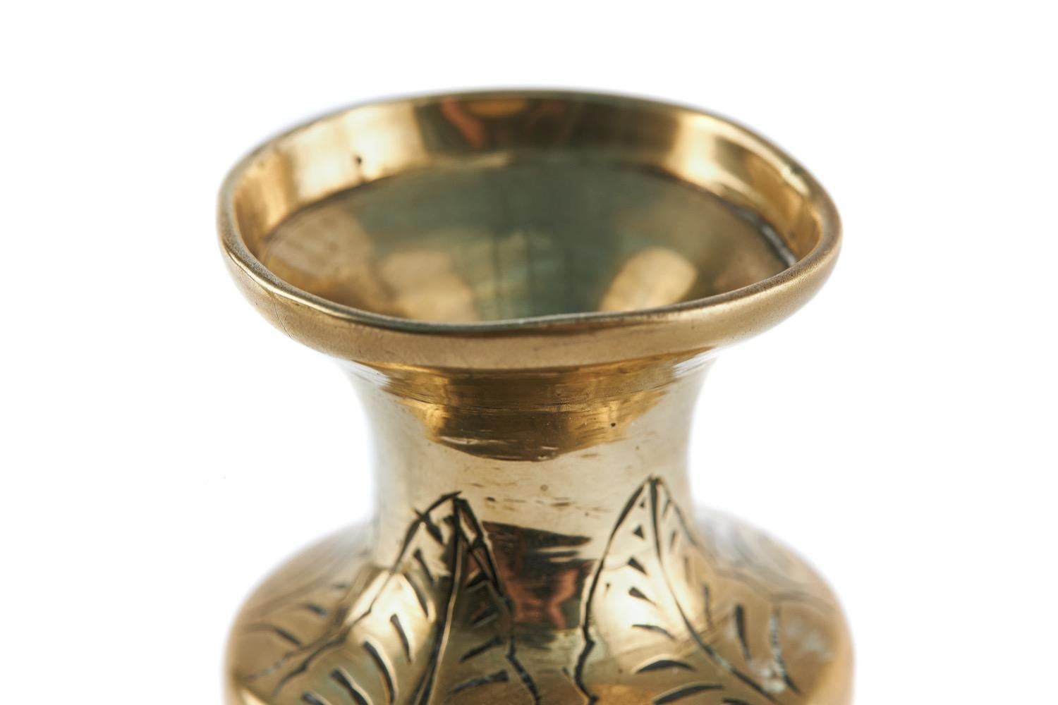 Il s'agit d'une petite paire de vases chinois anciens en laiton de bonne qualité, de forme agréable et gravés de dragons sur toute leur surface.