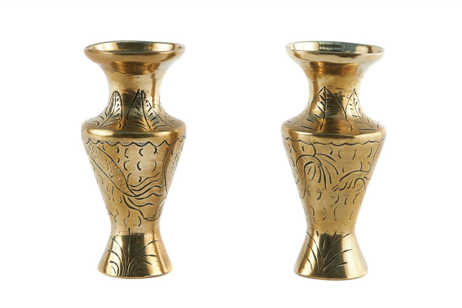 20ième siècle Petite paire de vases chinois anciens en laiton en vente