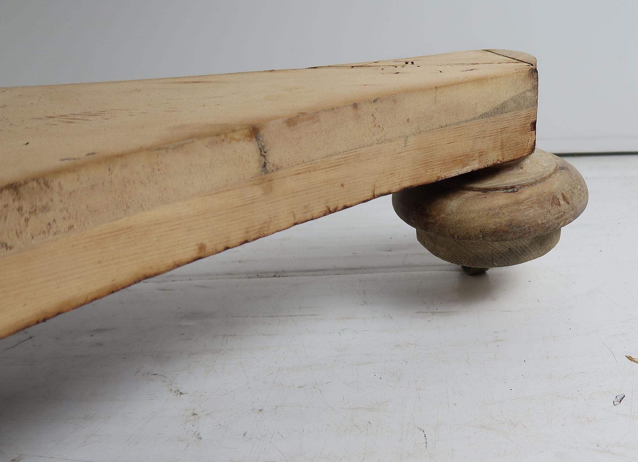 Wood Small Antique Palladian Style Round Bleached Table