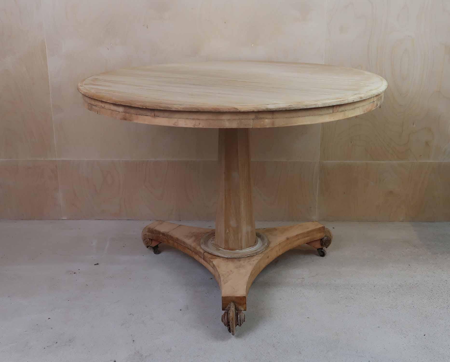 Fabuleuse petite table ronde. Fabriqué en bois tropical blanchi et en pin

J'apprécie particulièrement sa simplicité.

J'ai choisi de ne pas laquer ou cirer la table.

Sur roulettes

Pour une expédition plus économique à l'étranger, la base n'est