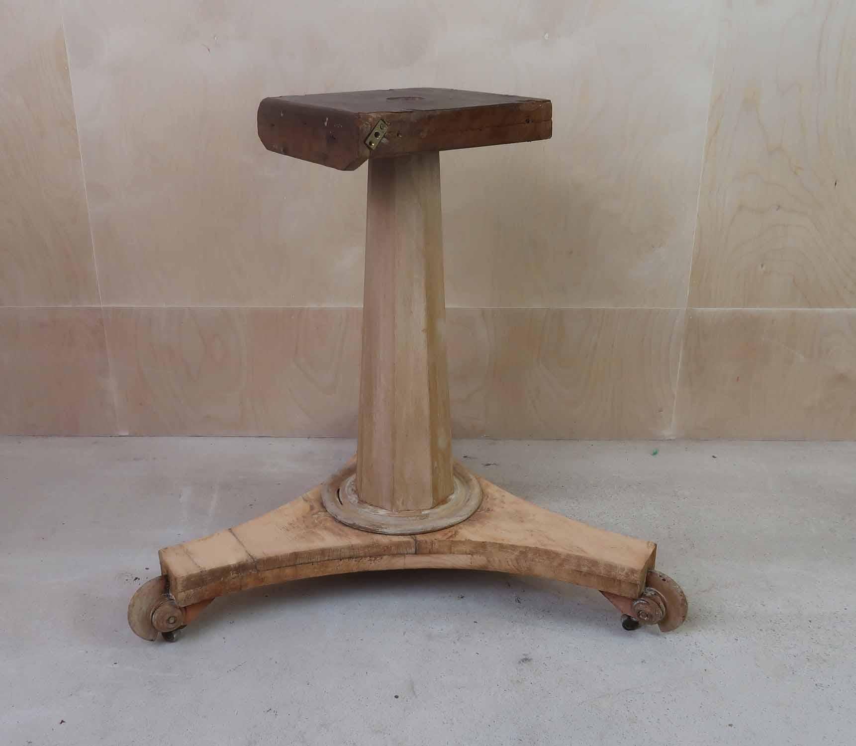 Milieu du XIXe siècle Petite table ronde blanchie de style palladien ancien, anglaise, vers 1835 en vente