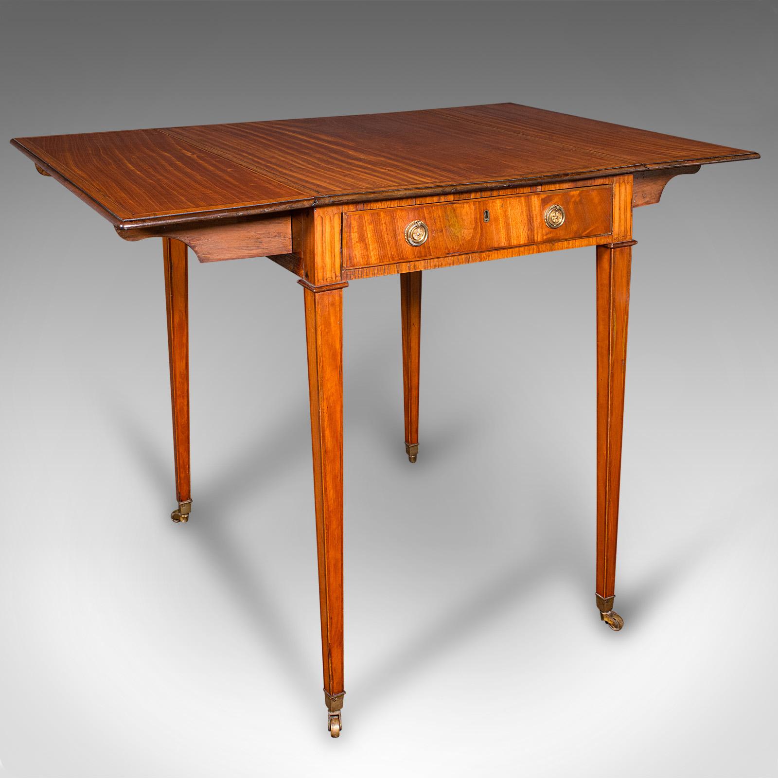 
Il s'agit d'une petite table antique Pembroke. Table d'appoint en bois satiné de Williamson & Sons, datant de la période Regency, vers 1820.

Un exemple exquis d'une apparence remarquable et d'une grande finesse d'exécution
Elle présente une patine