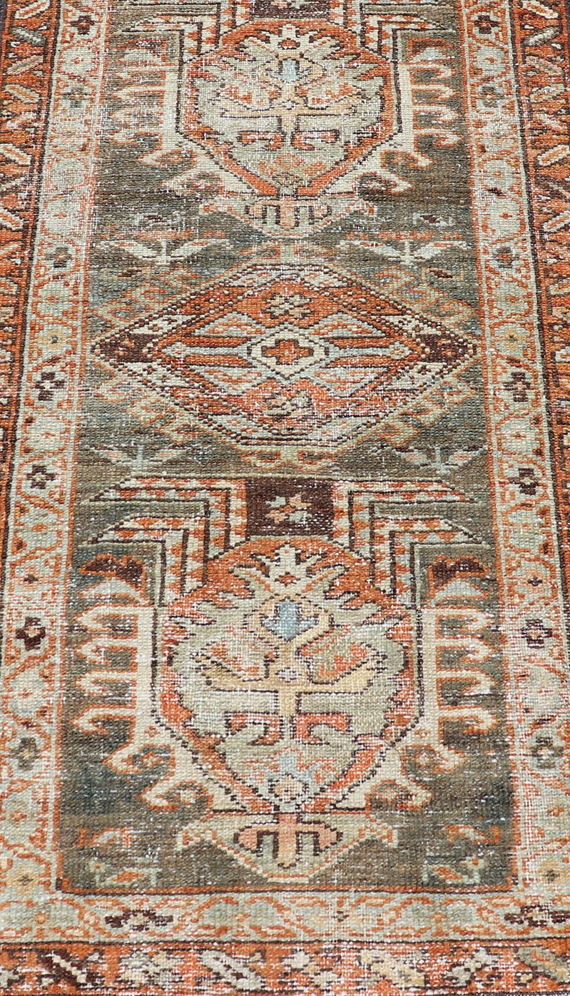 Kleiner antiker persischer Karadjeh-Teppich mit ganzflächigem subgeometrischem Medaillon-Design (Persisch) im Angebot