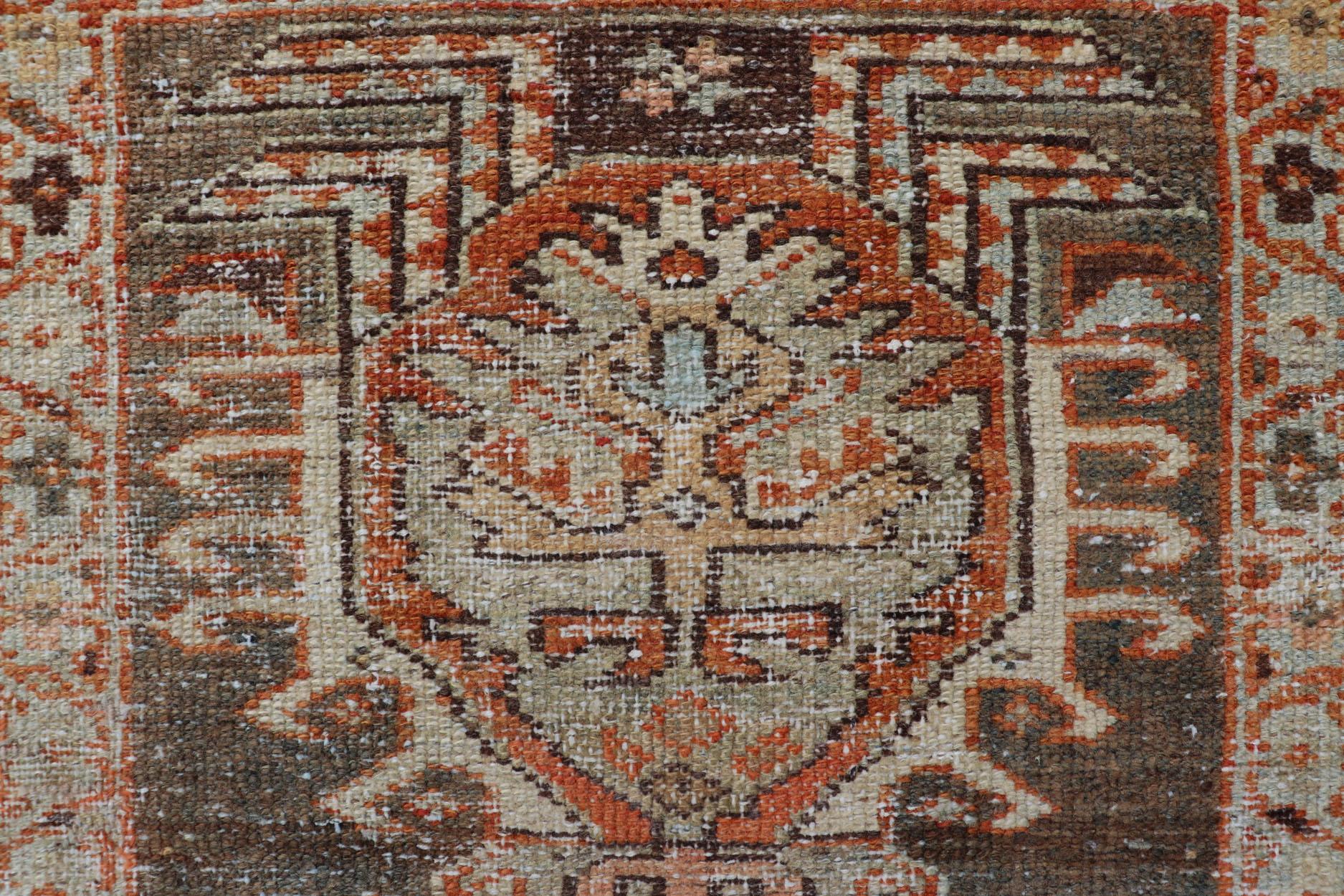Kleiner antiker persischer Karadjeh-Teppich mit ganzflächigem subgeometrischem Medaillon-Design (20. Jahrhundert) im Angebot
