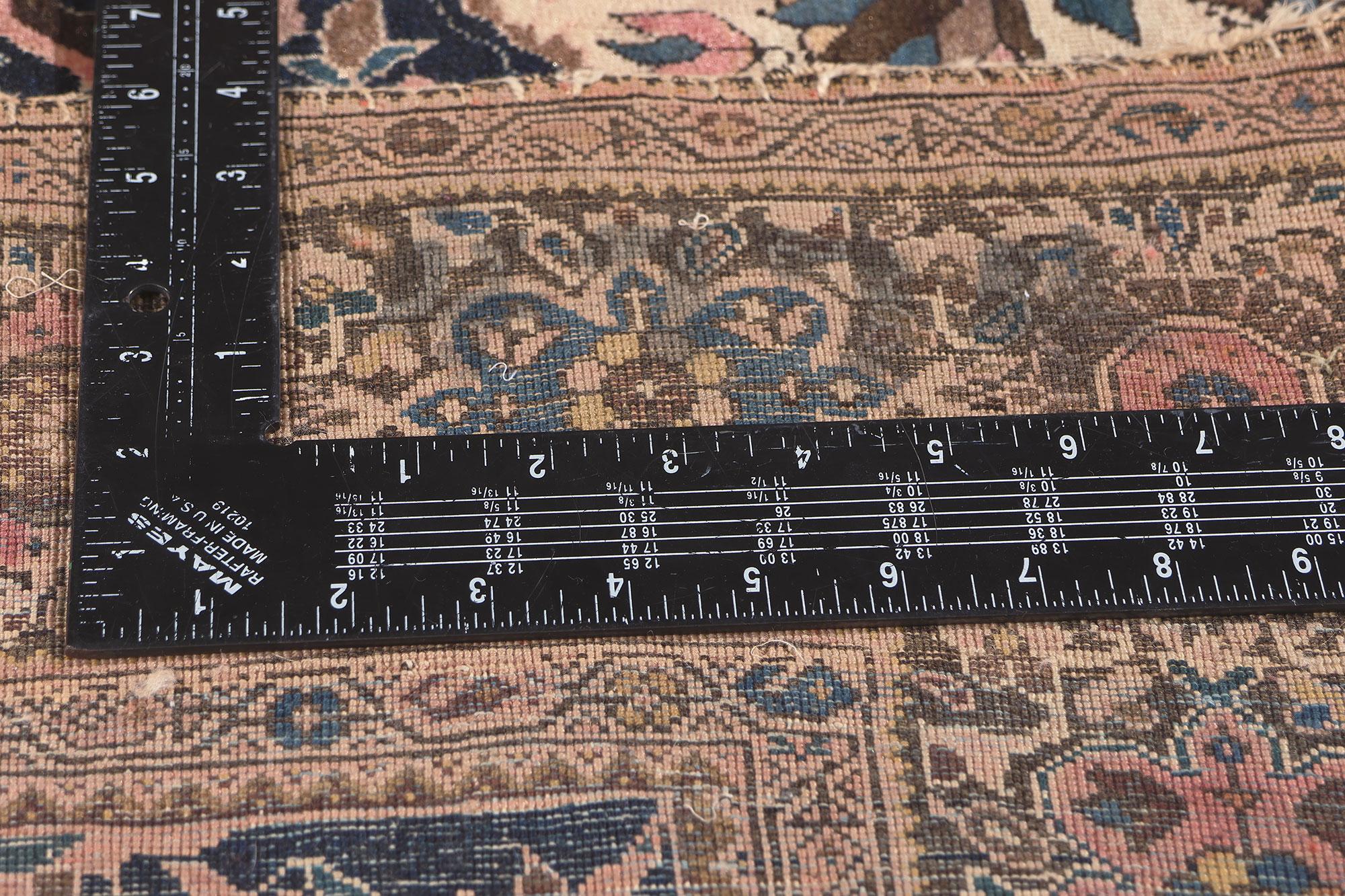 Petit tapis sarouk persan ancien, un style intemporel et un charme durable Bon état - En vente à Dallas, TX