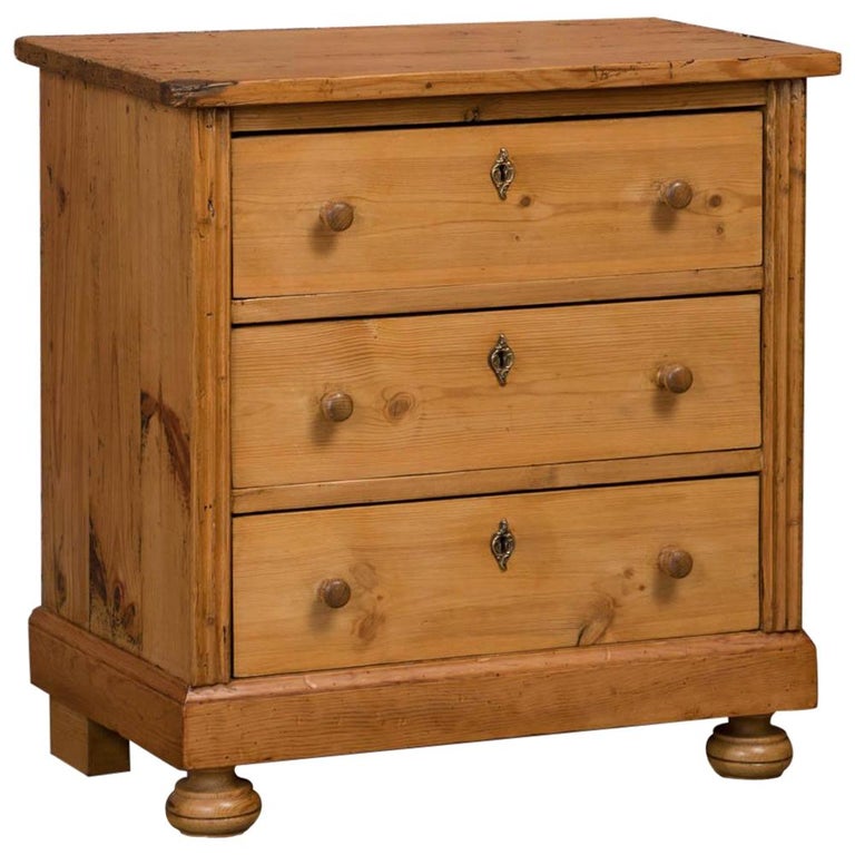 Small Antique Pine Chest of Drawers For Sale at 1stdibs