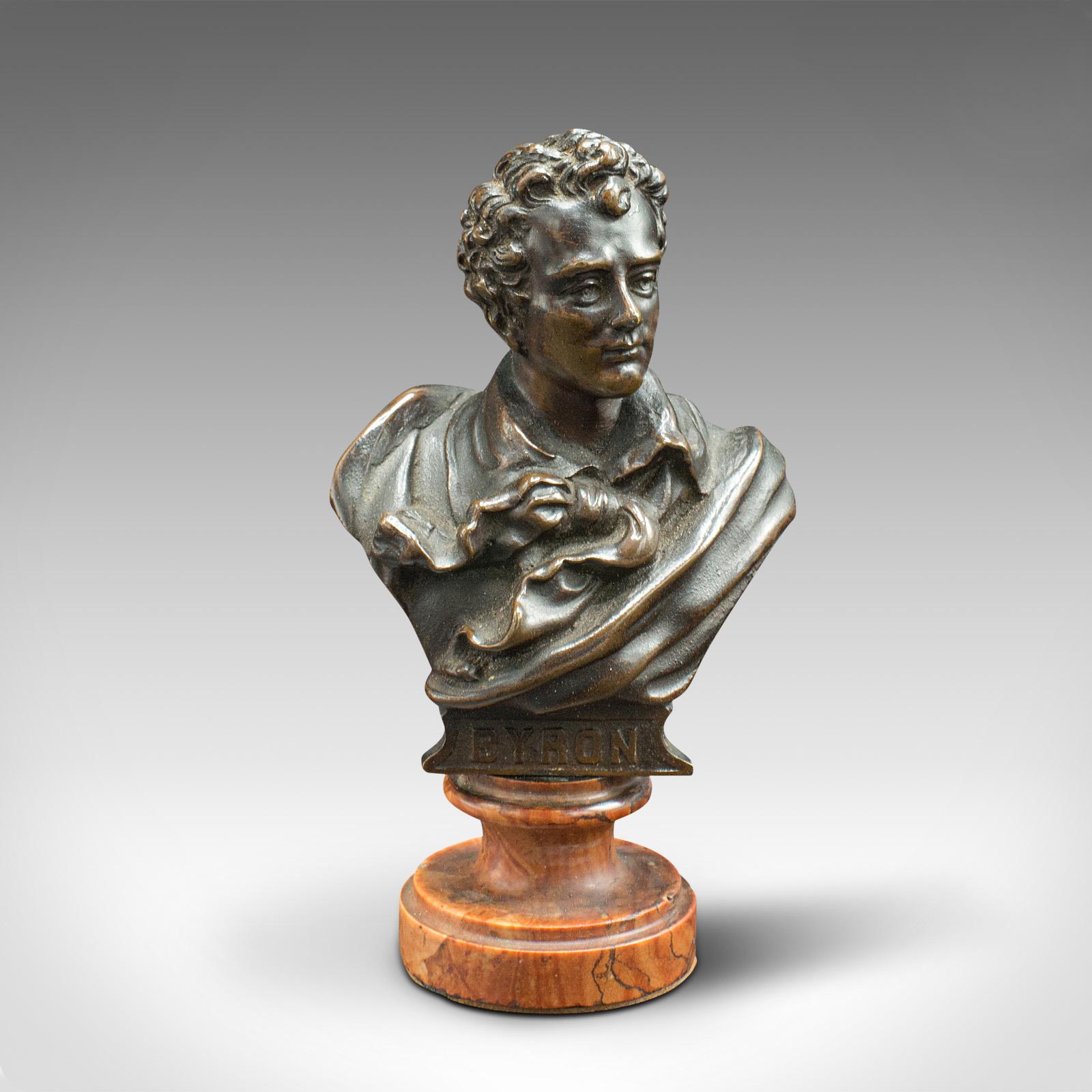 Dies ist eine kleine antike Porträtbüste. Eine österreichische Bronzefigur von Lord Byron (1788 - 1824) auf Marmor, aus der spätviktorianischen Zeit, um 1900.

Von zierlicher Form, mit charaktervollem Detail und leichter Verwitterung
Zeigt eine