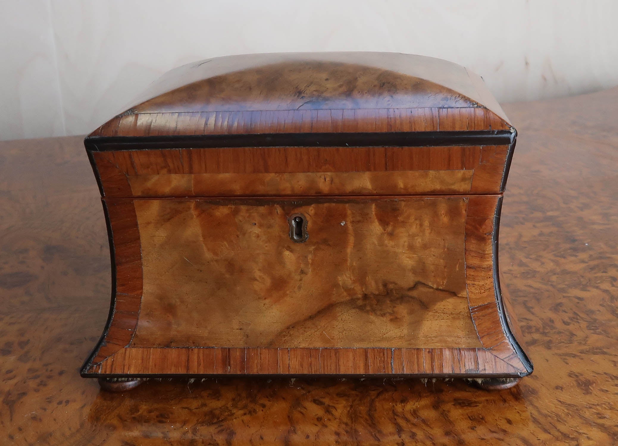A wonderful regency burr walnut tea caddy. 

An amazing shape.

Exquisite cross banding

In very good condition

Free UK shipping

  