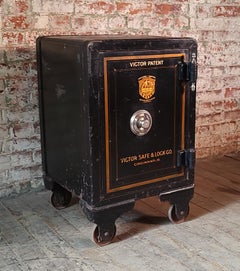 Petit coffre-fort à roulettes antique de Victor Co.