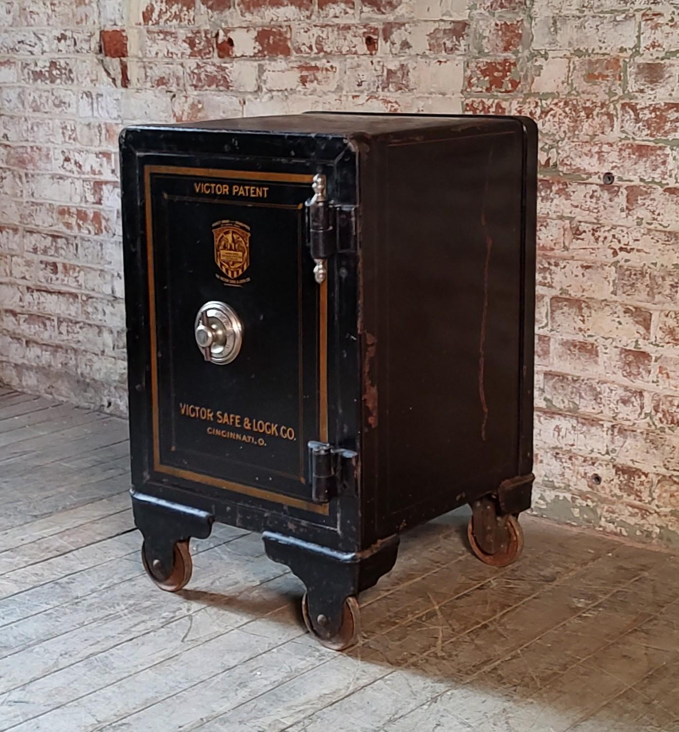 Small Antique Rolling Floor Safe by Victor Co. In Good Condition For Sale In Oakville, CT