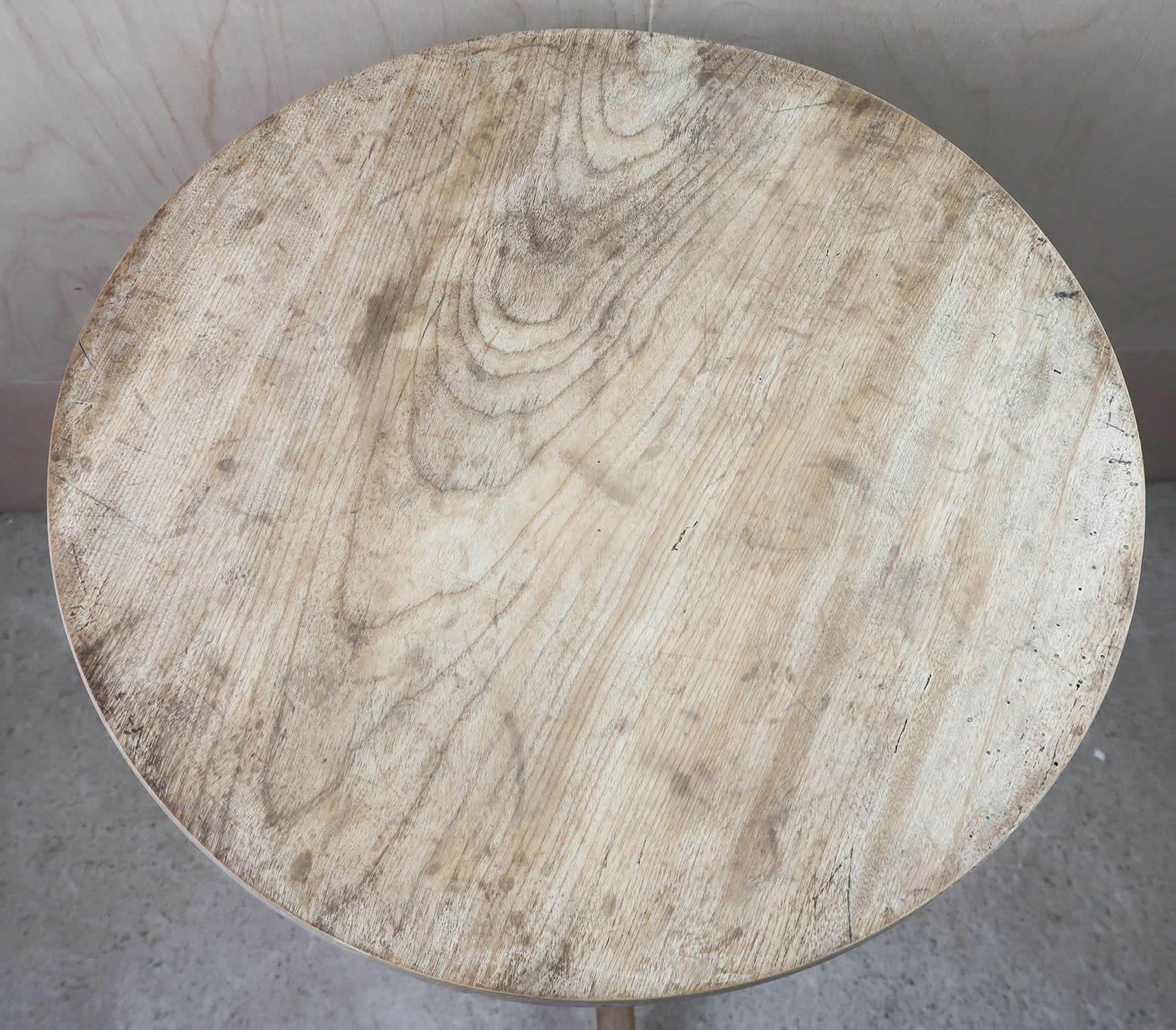 Blanchi Petite table d'appoint ronde ancienne en orme blanchi. Anglais, Circa 1820 en vente
