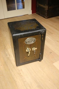 Kleiner antiker Safe