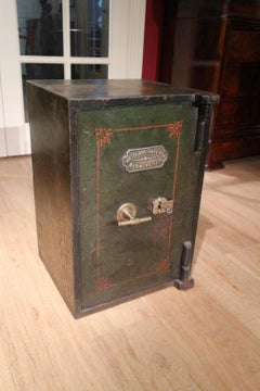 Petit coffre-fort antique