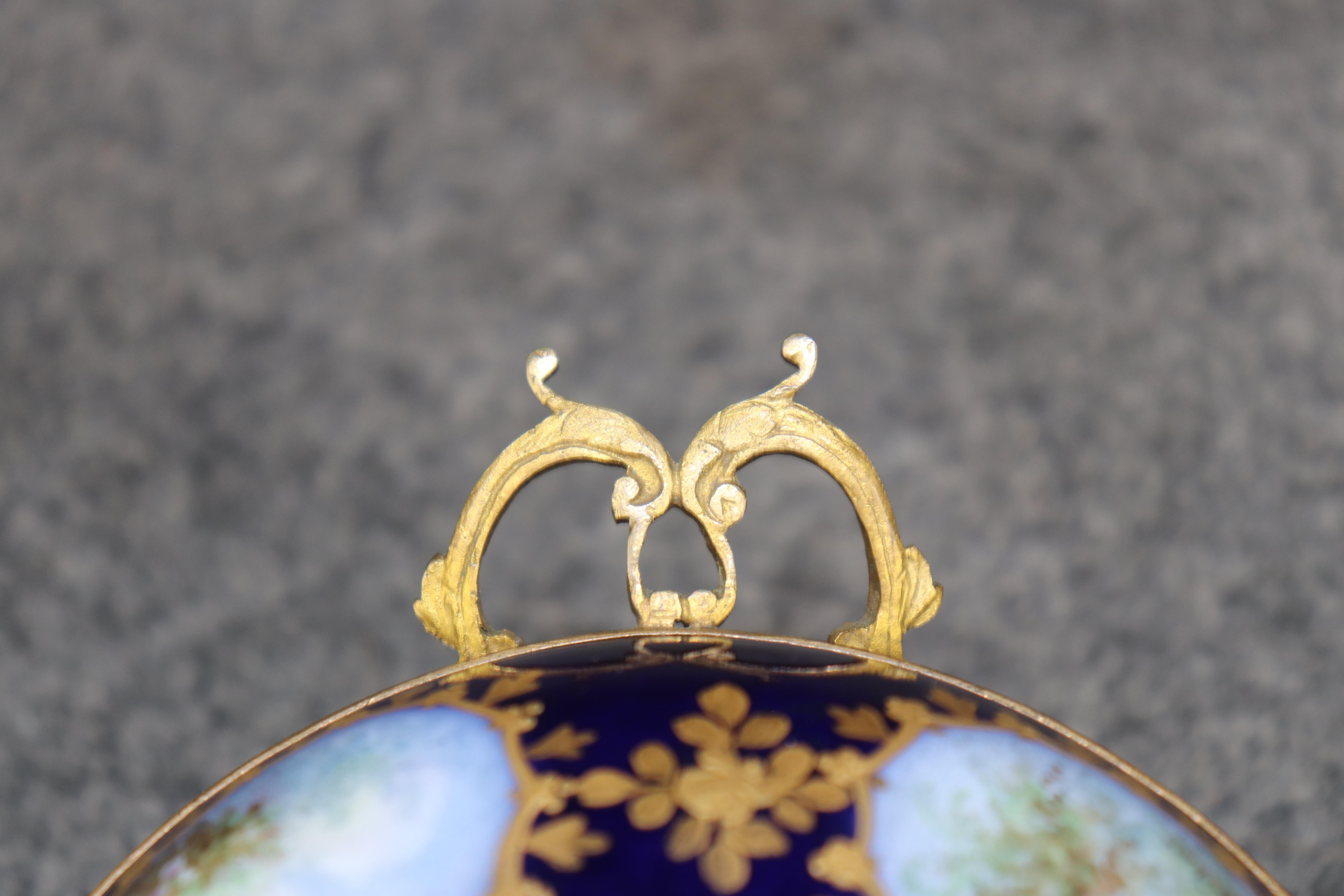 Petite urne ancienne en porcelaine Sèvres bleu cobalt à couvercle monté sur bronze en vente 2