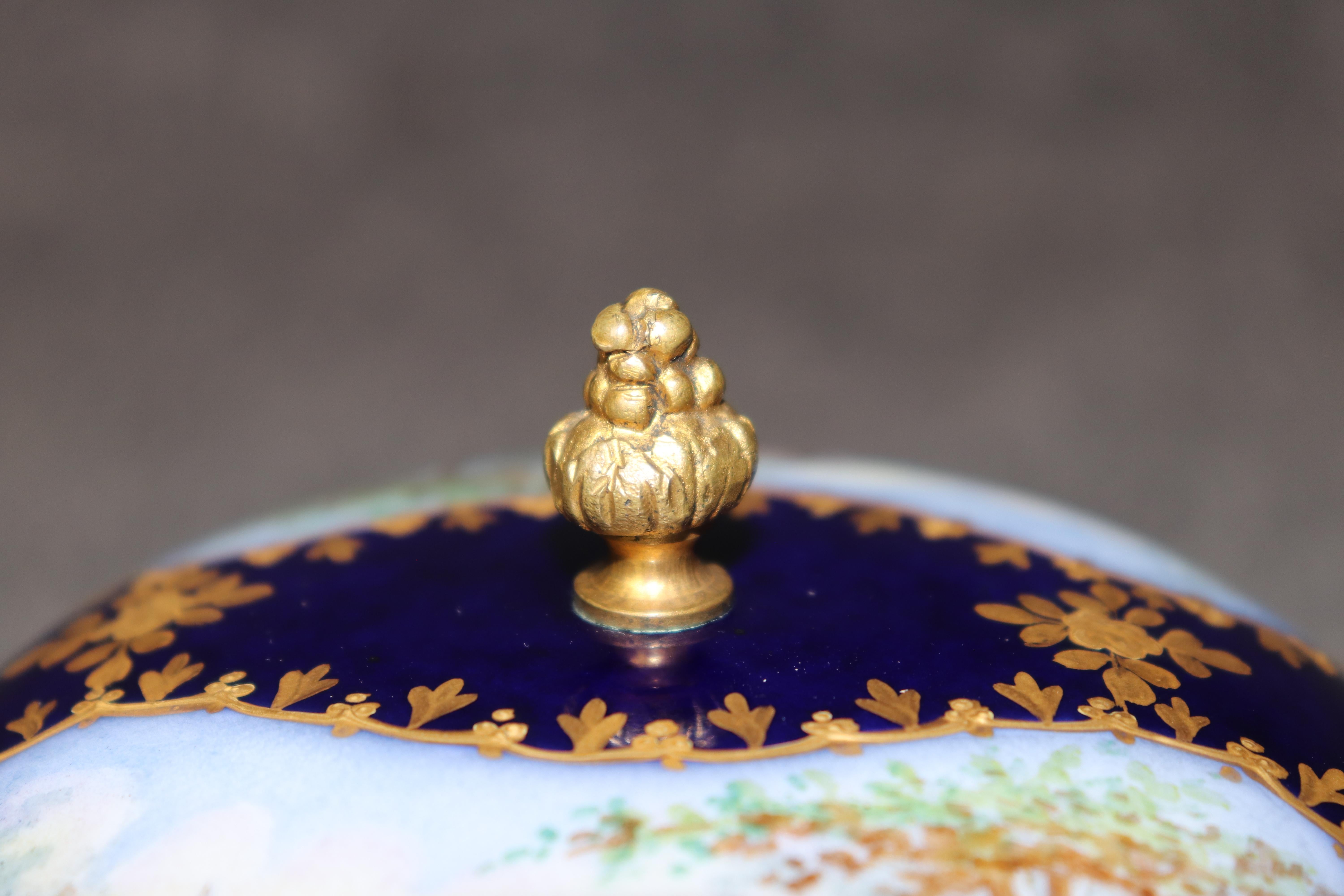Petite urne ancienne en porcelaine Sèvres bleu cobalt à couvercle monté sur bronze en vente 3